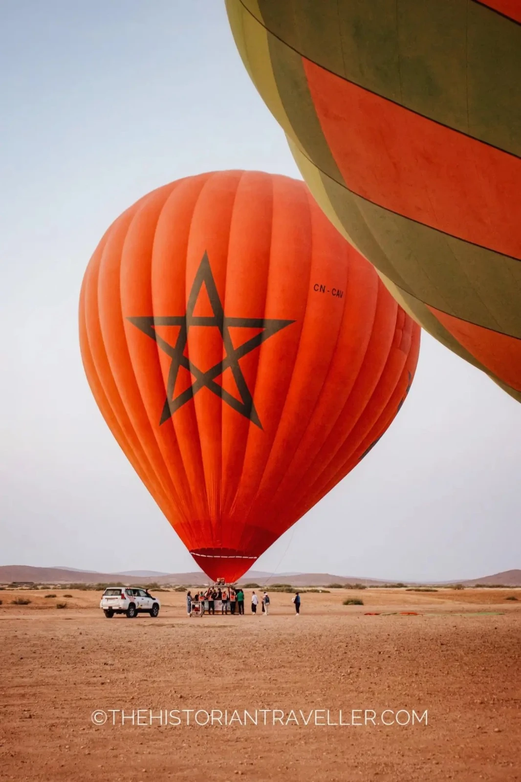 Montgolfière aux couleurs du drapeau marocain en phase de décollage