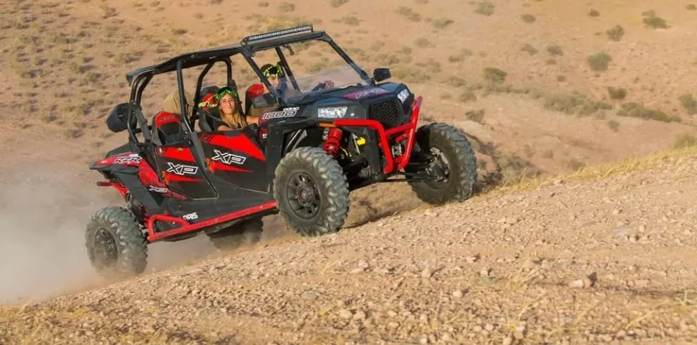 Descente en buggy rouge sur les collines rocailleuses du désert