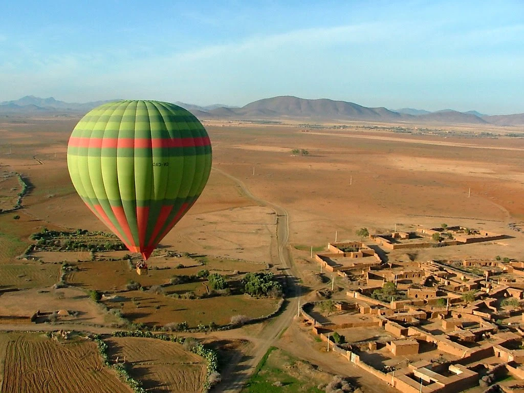 Montgolfière colorée dans le ciel de Marrakech