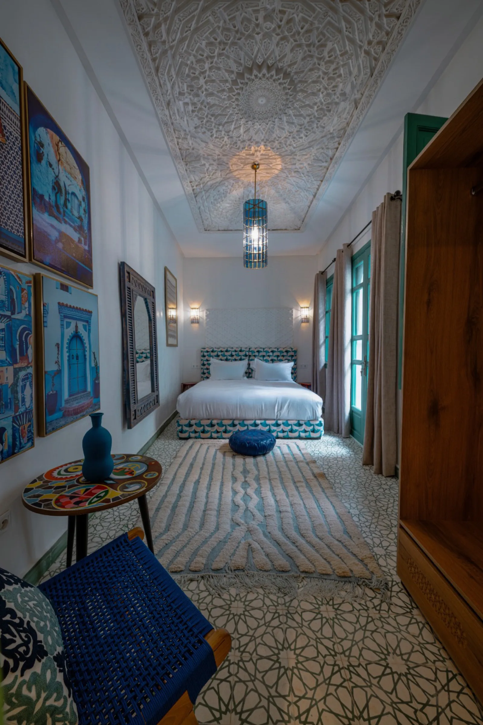 Vue large de la chambre bleue avec plafond en stuc