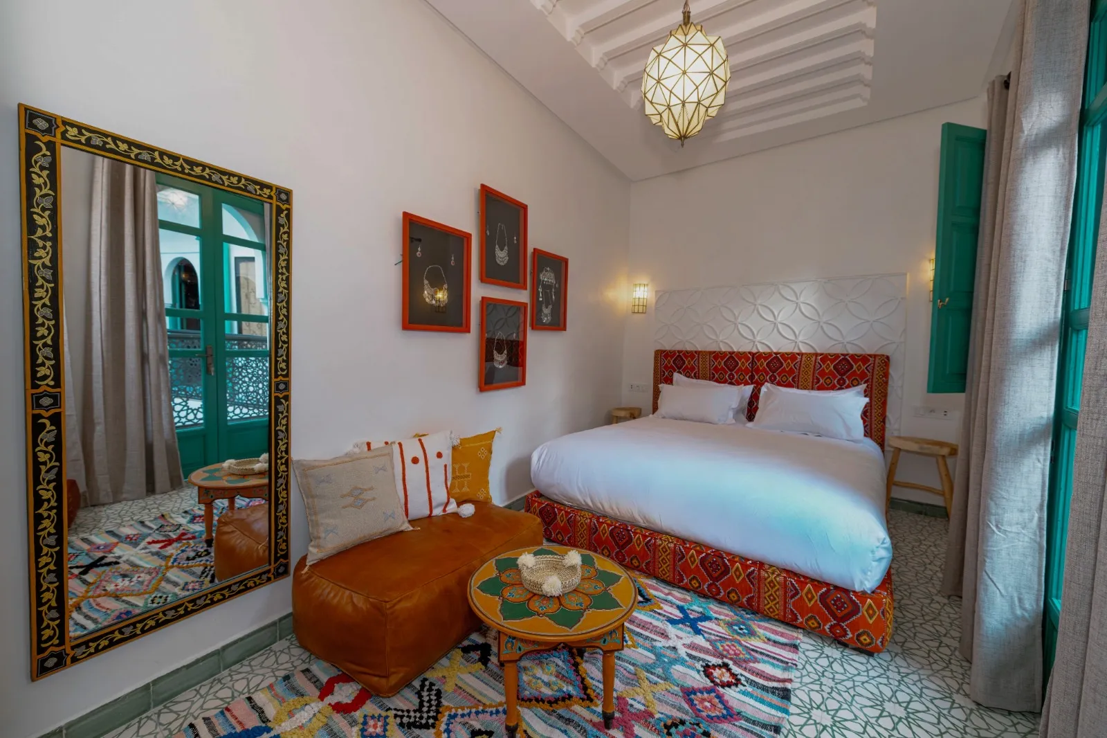 Vue large de la chambre ethnique avec miroir et pouf