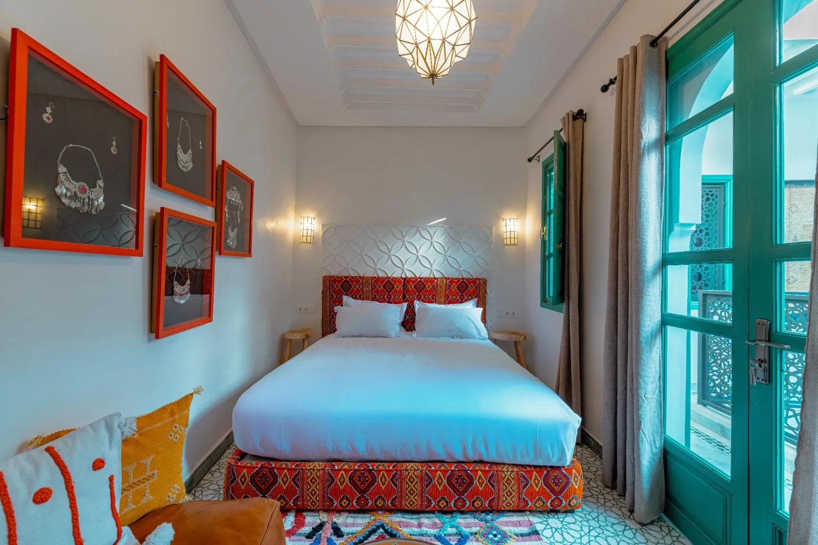 Chambre ethnique aux tissus rouges et bijoux encadrés