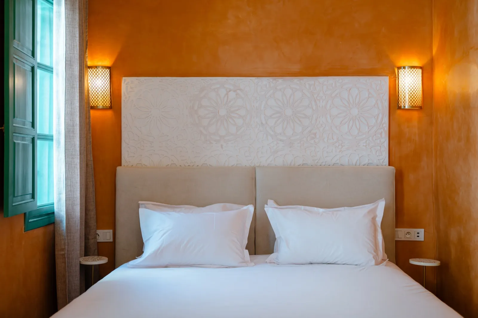 Chambre safran aux murs tadelakt et tête de lit sculptée