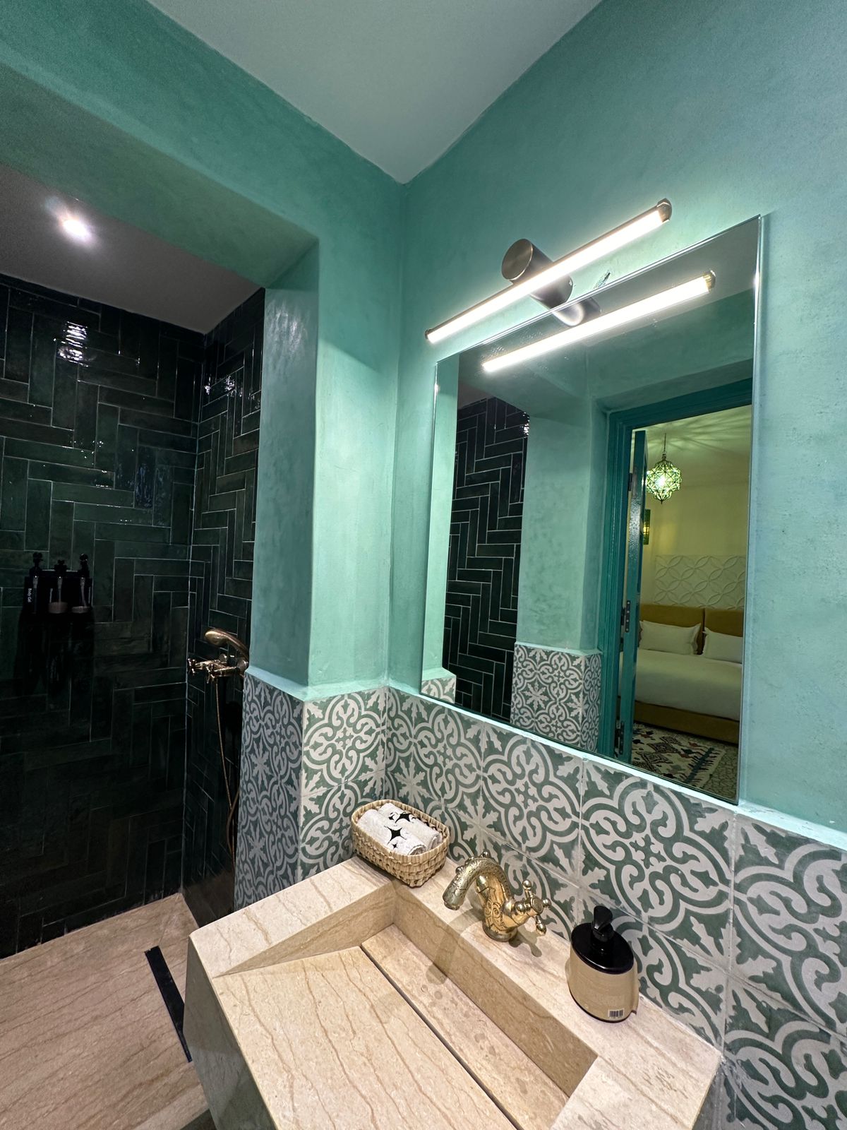 Salle de bain de la chambre Sahara en tadelakt vert et carreaux