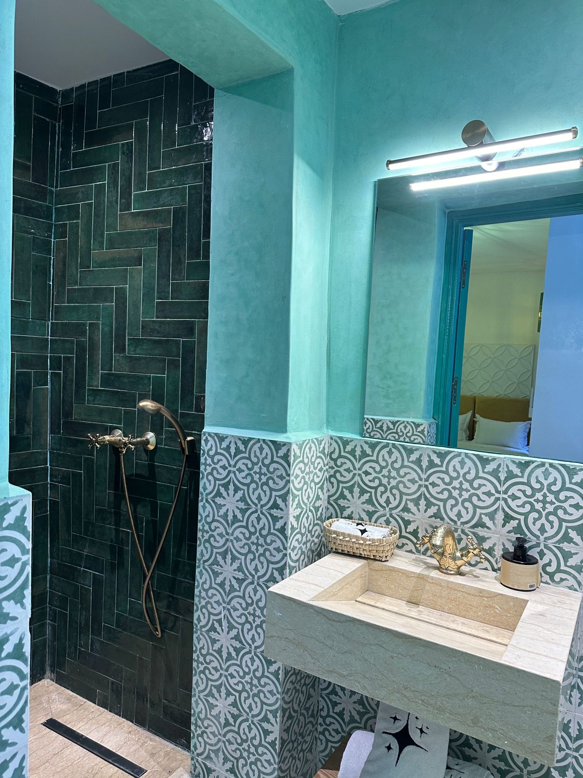 Douche et vasque en pierre de la chambre Sahara