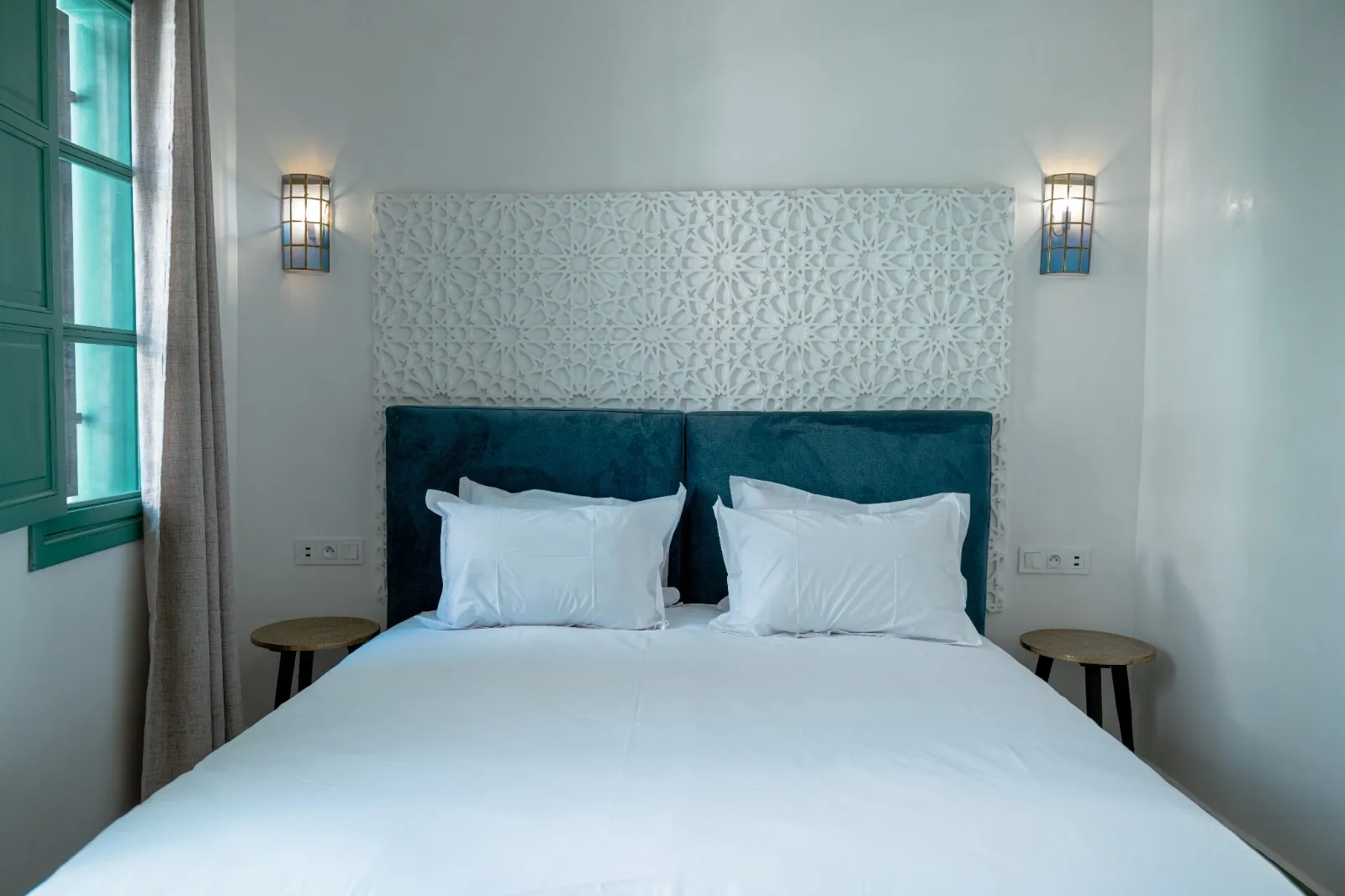 Chambre turquoise avec arabesques sculptées au mur