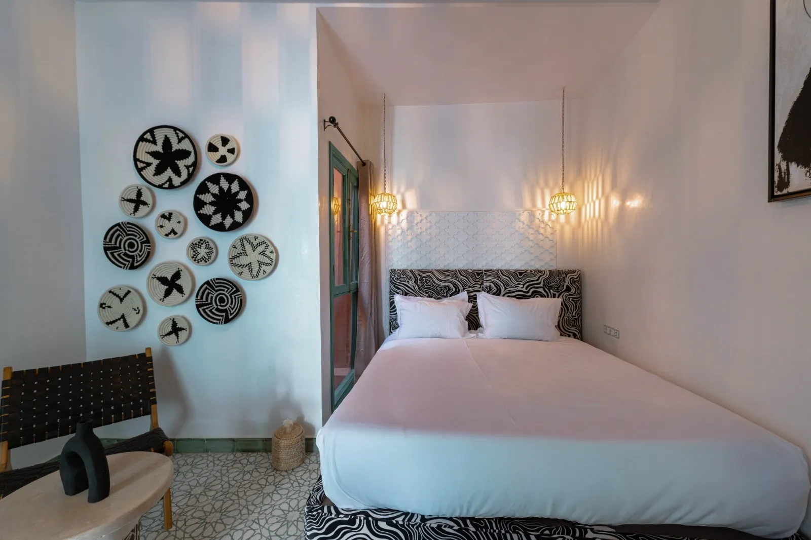 Chambre contemporaine avec paniers tressés et motifs zébrés