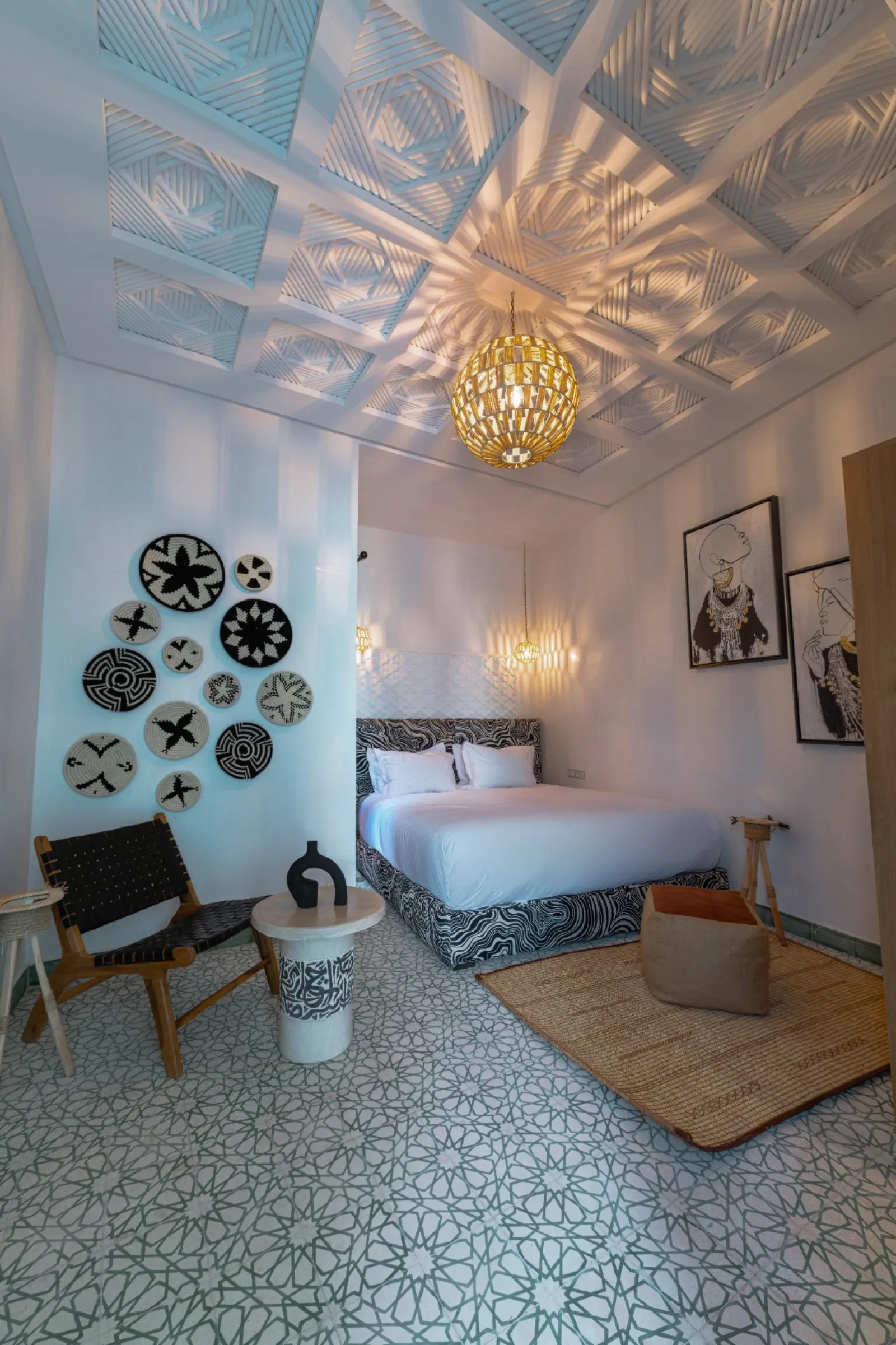 Chambre zébrée vue du plafond sculpté