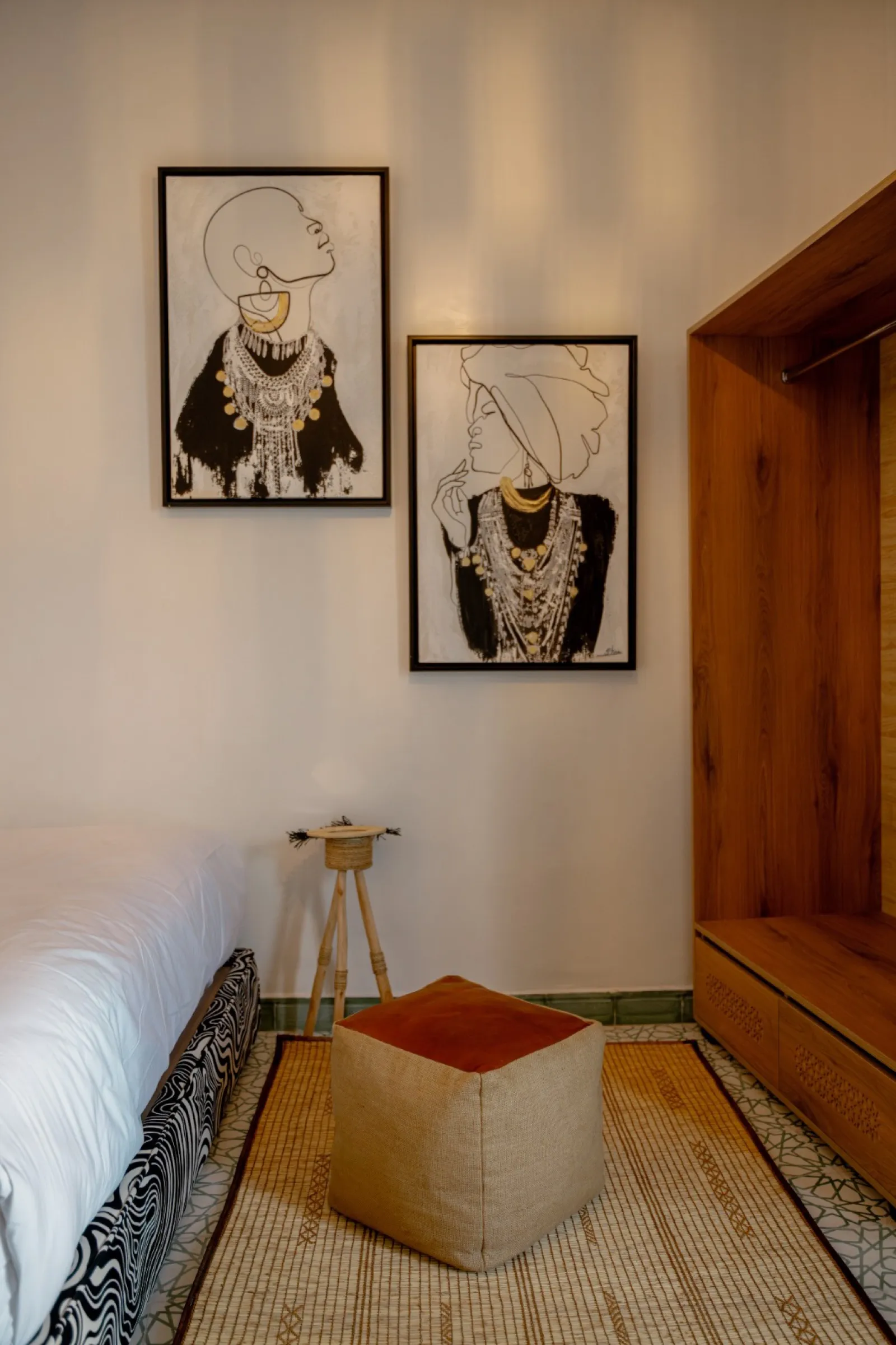 Tableaux de femmes et pouf en jute naturel