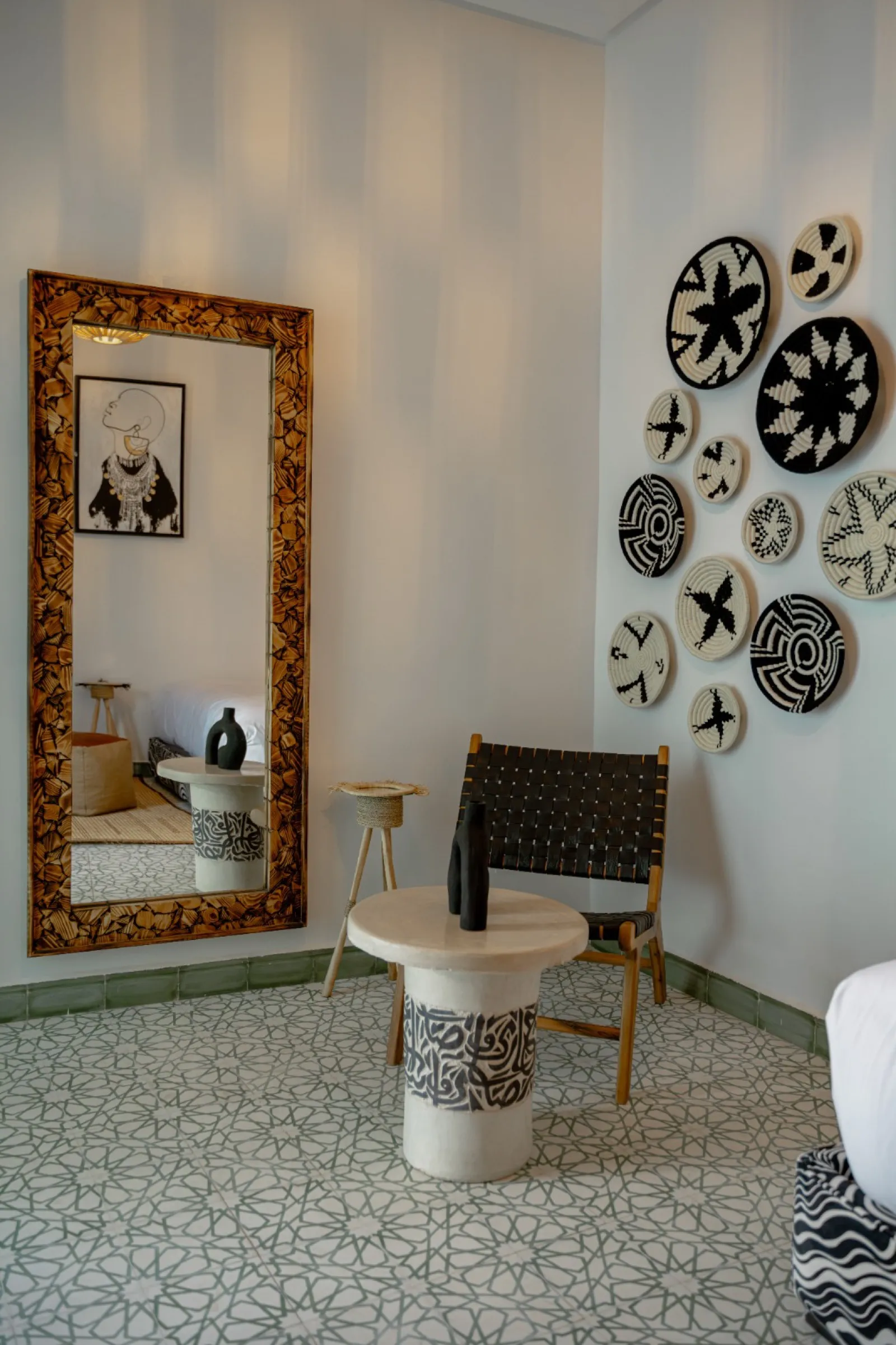 Miroir artisanal et paniers muraux en noir et blanc