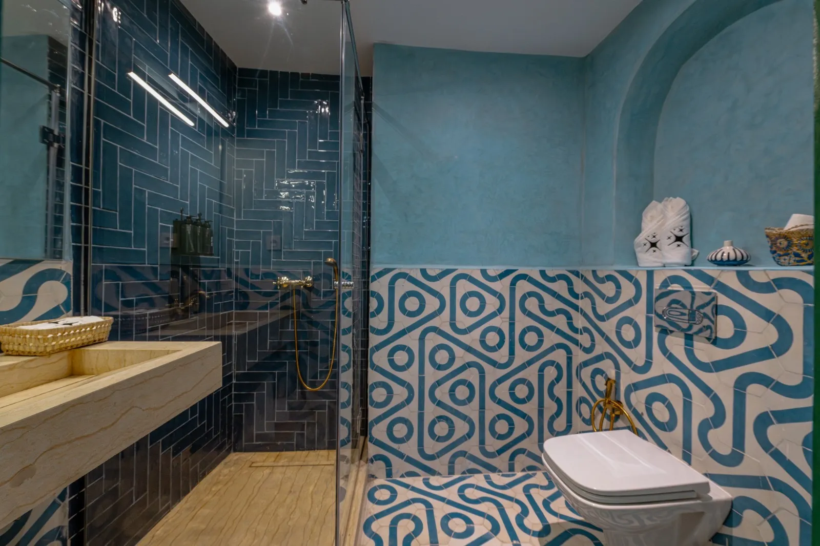 Salle de bain en tadelakt bleu et carreaux géométriques