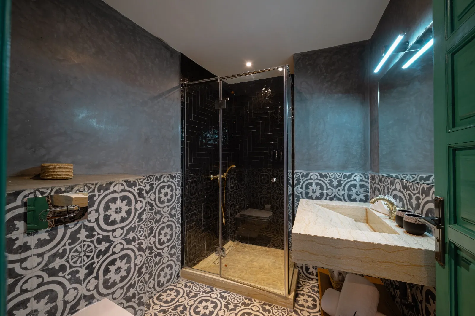 Salle de bain sombre en tadelakt gris et zelliges