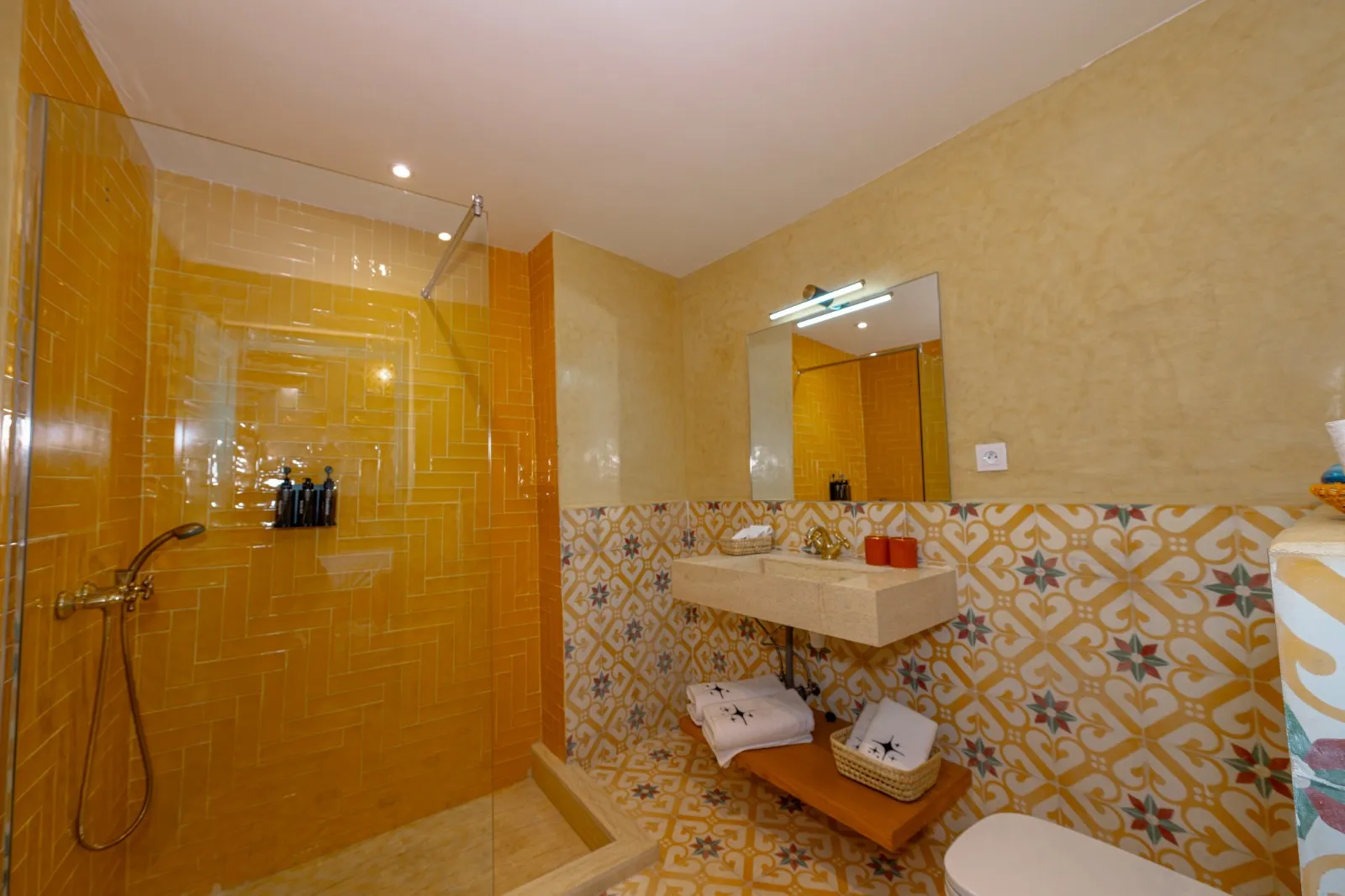 Salle de bain jaune safran avec zelliges artisanaux