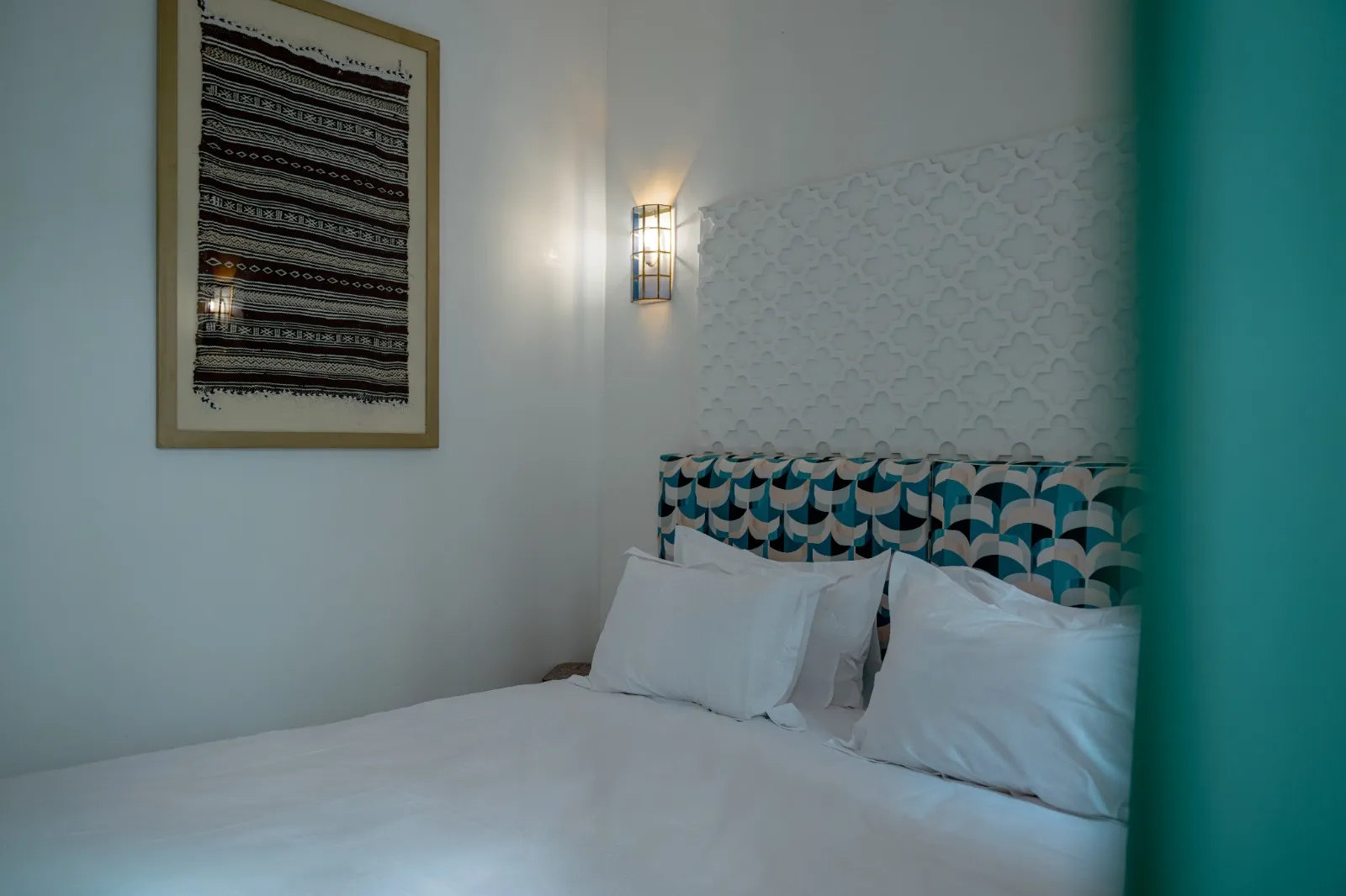 Lit avec tête de lit à motifs et textile berbère