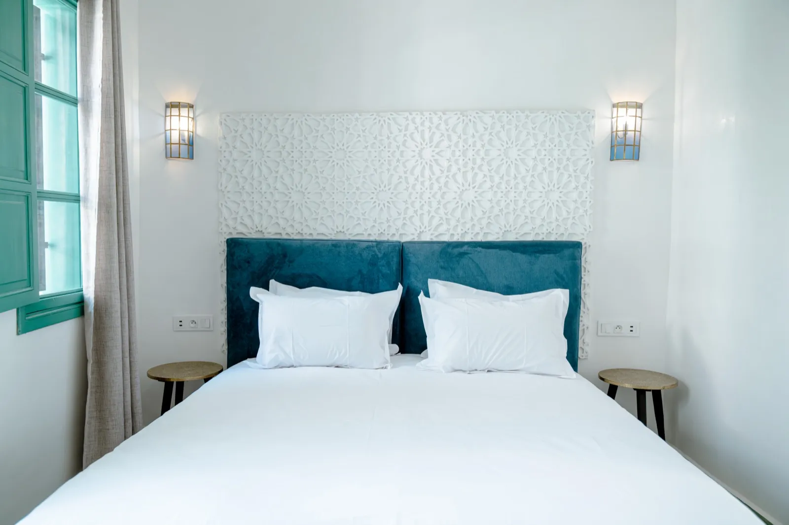 Lit king-size turquoise avec tête de lit arabesque