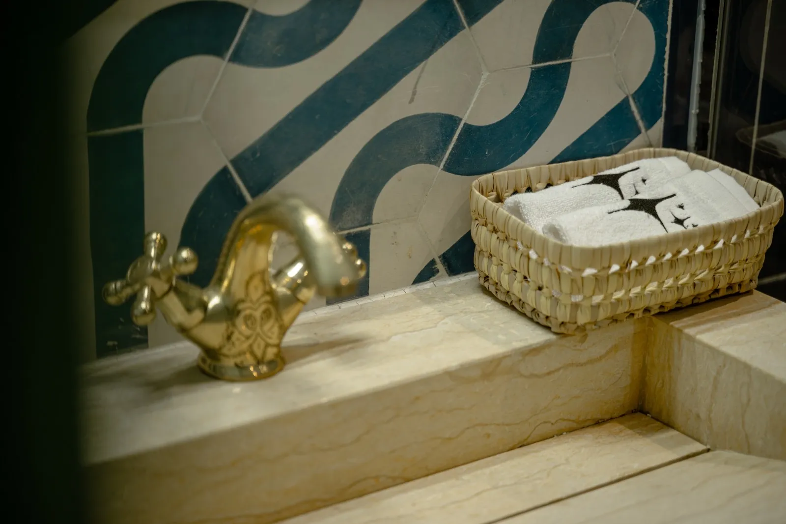 Robinetterie artisanale en laiton et zelliges bleus