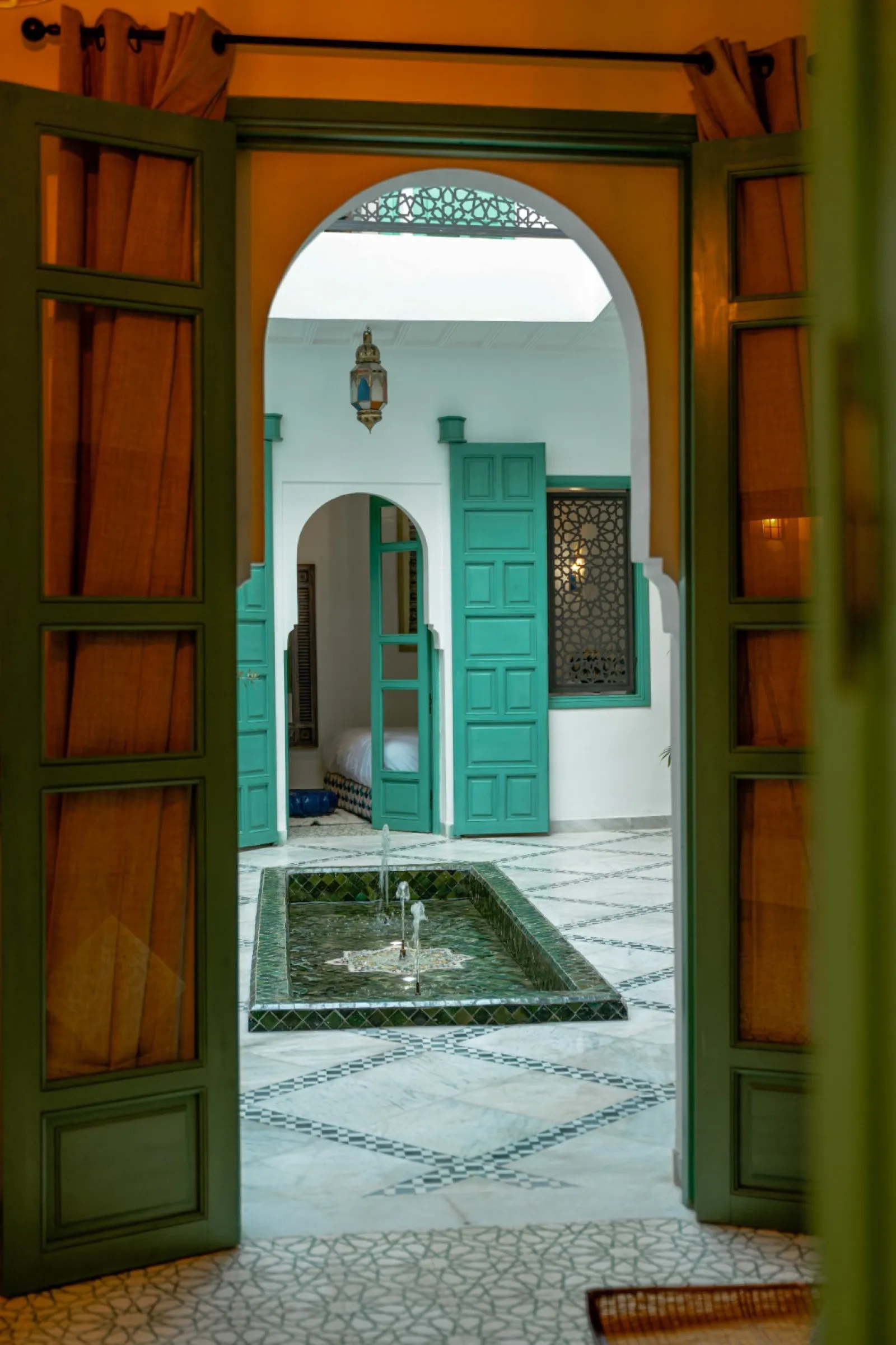 Table en laiton ciselé et chaise en cuir tressé