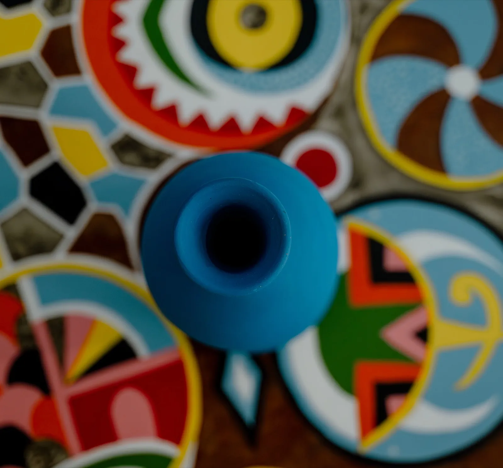 Vase bleu et sous-verres colorés artisanaux