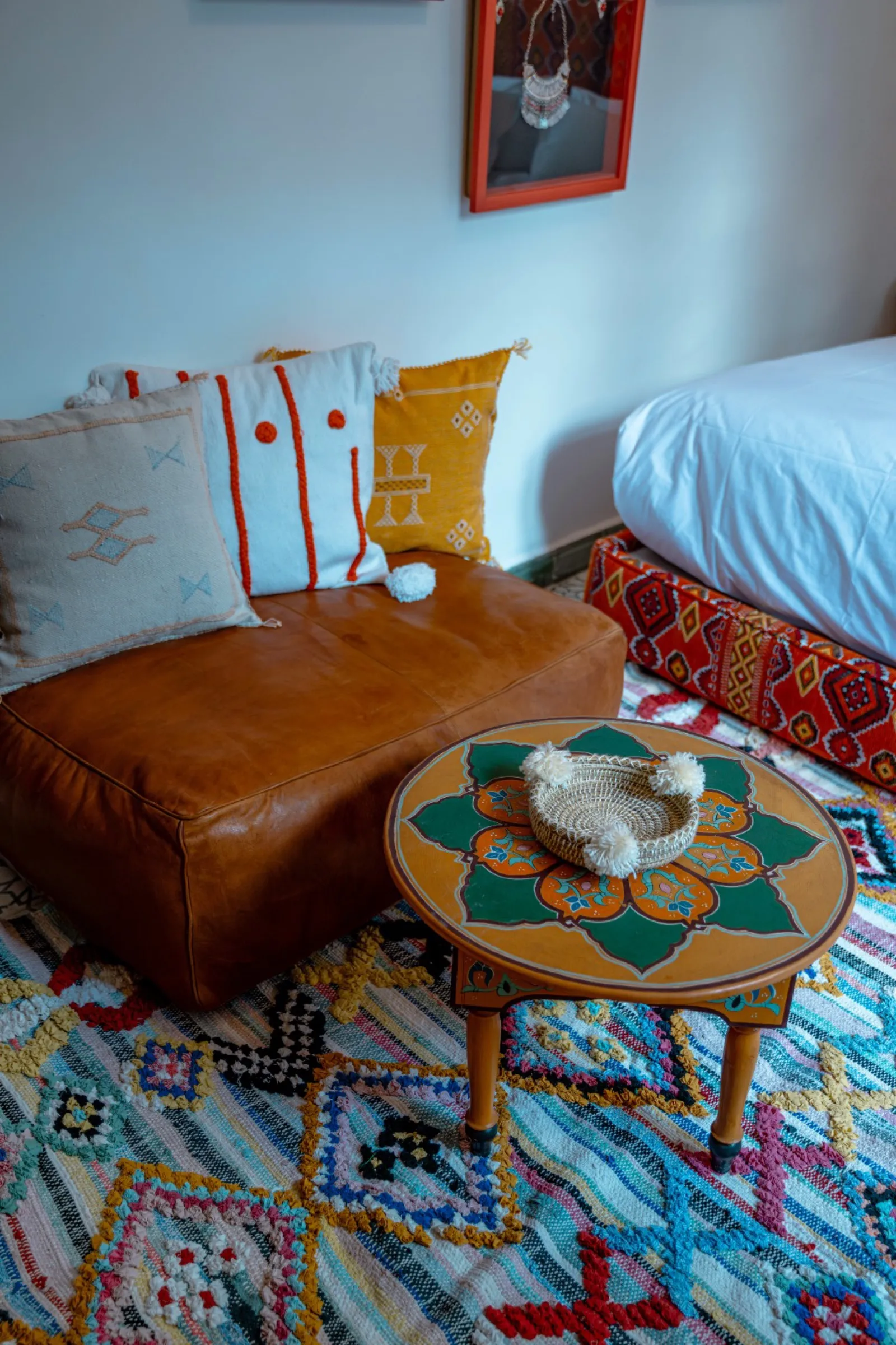 Coussins berbères et pouf en cuir naturel