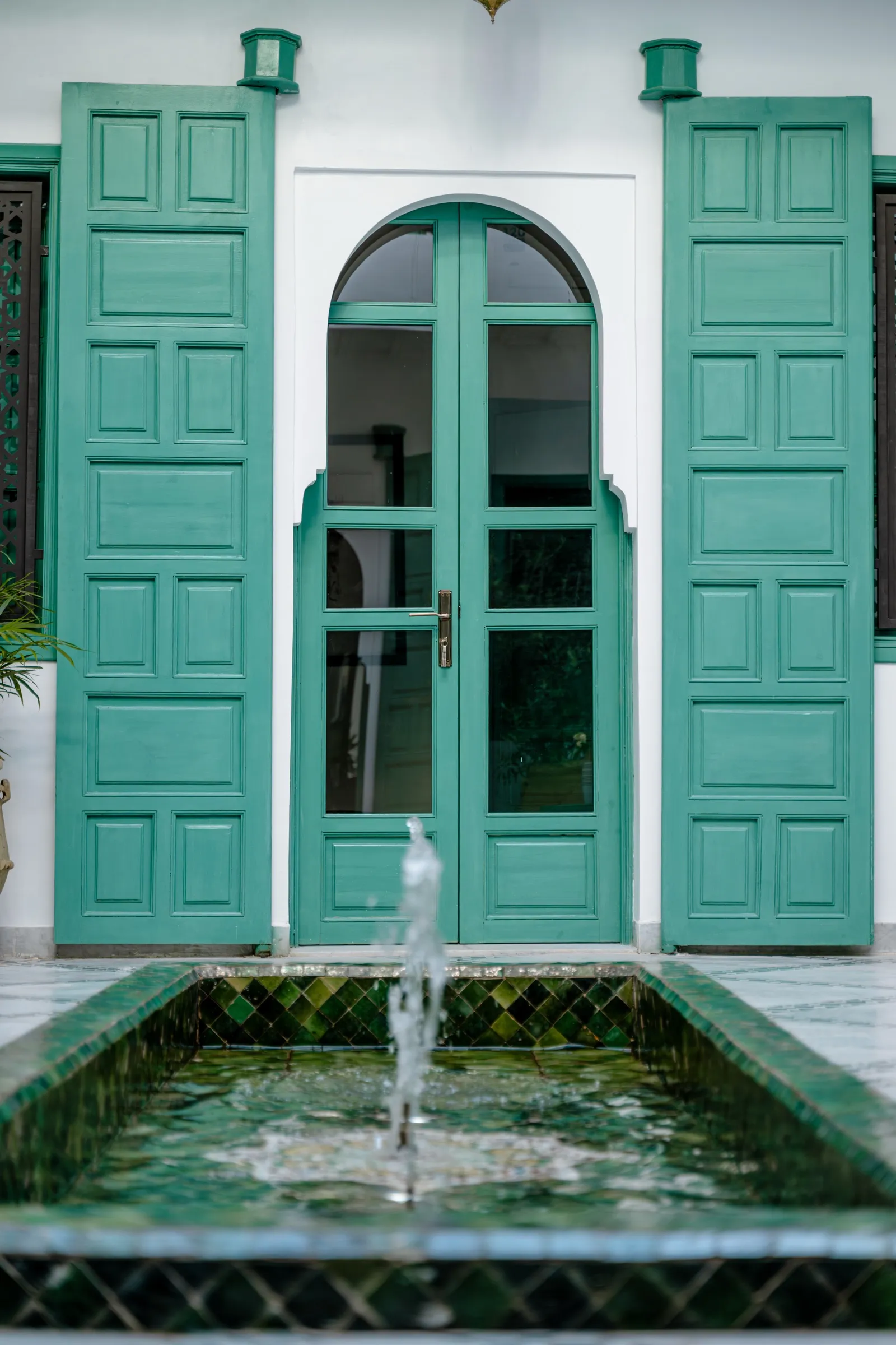 Double porte verte du patio vue de face