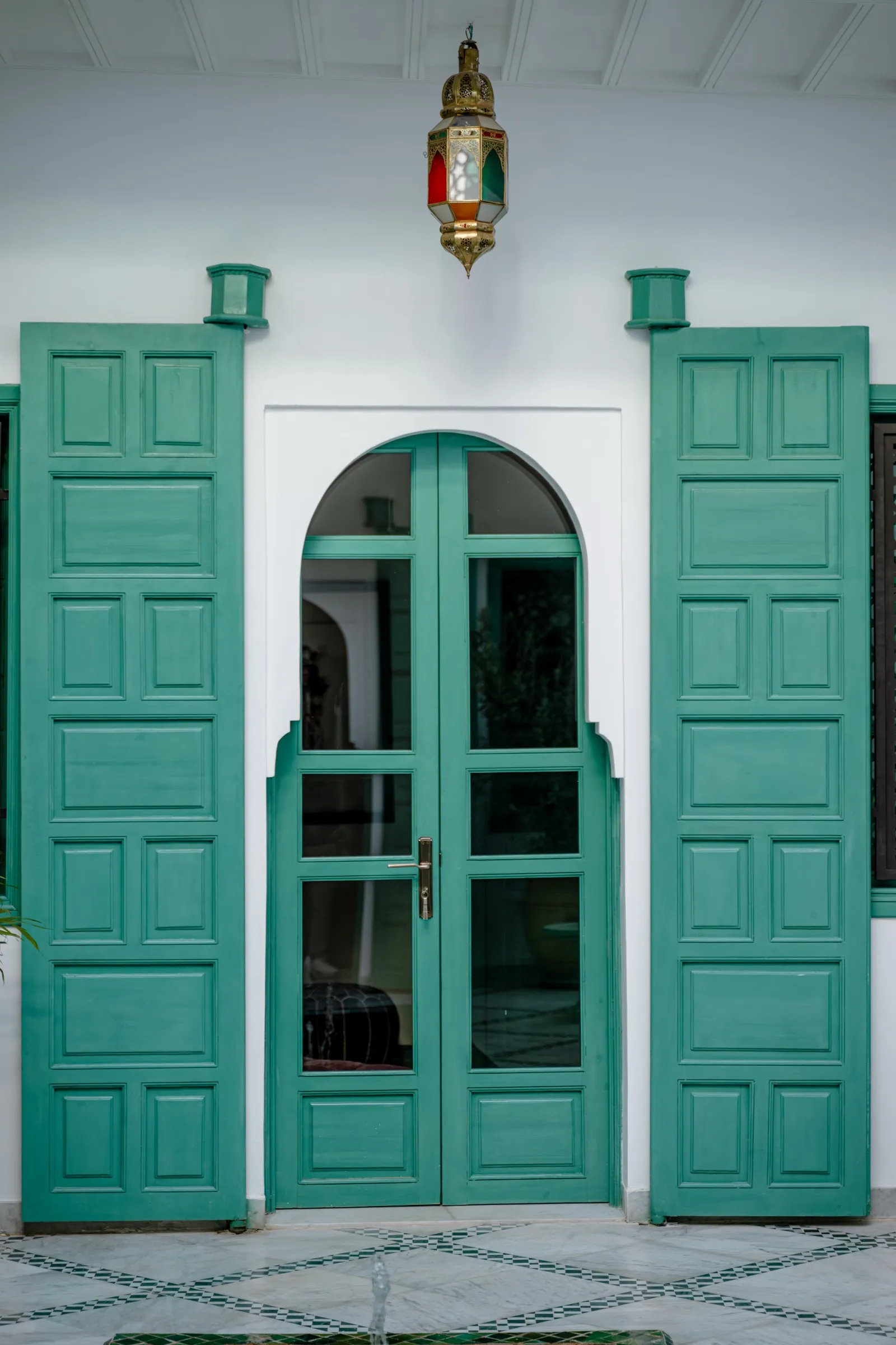 Porte verte traditionnelle et lanterne en laiton