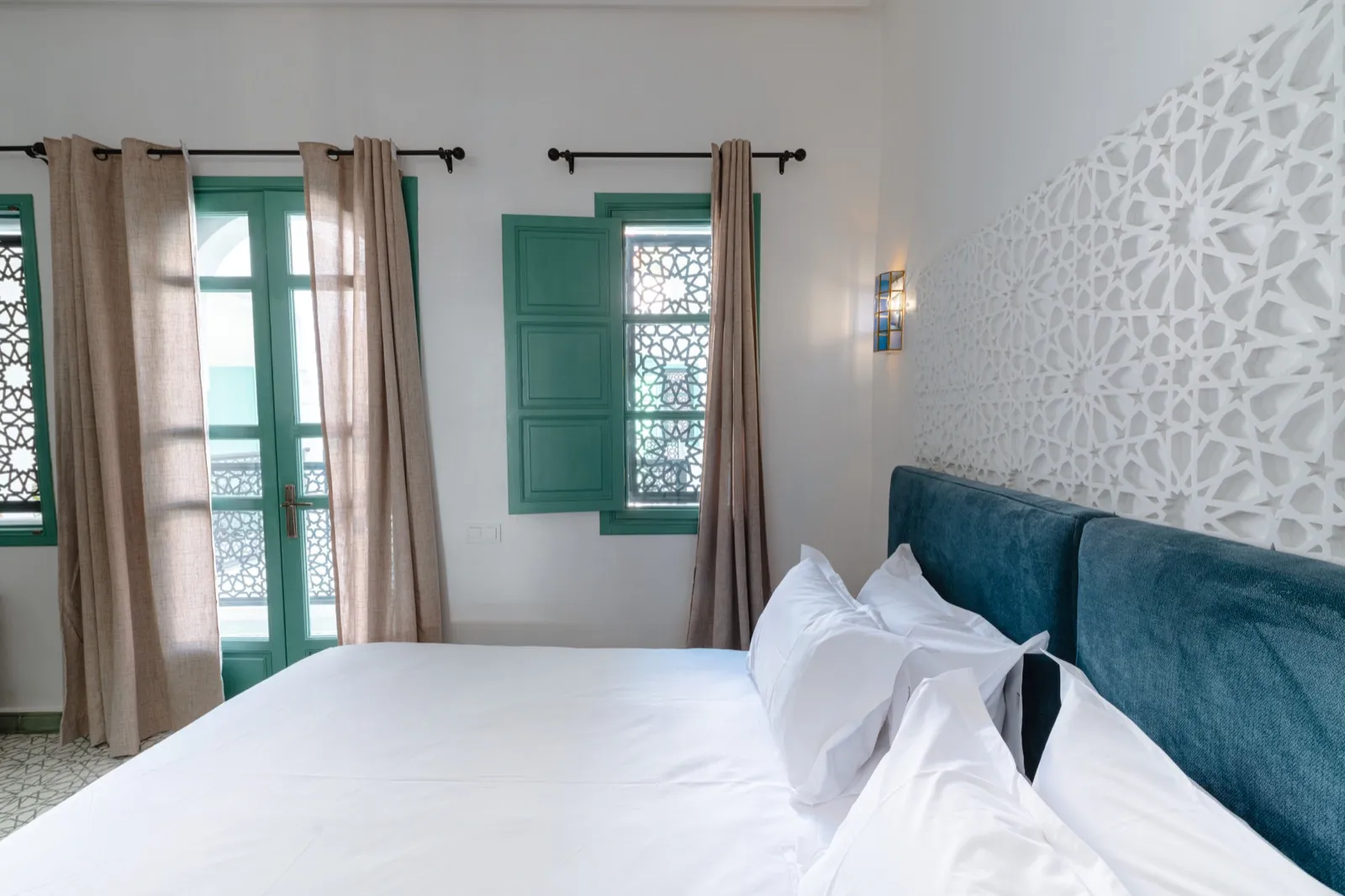 Tête de lit turquoise et motifs arabesques en gros plan