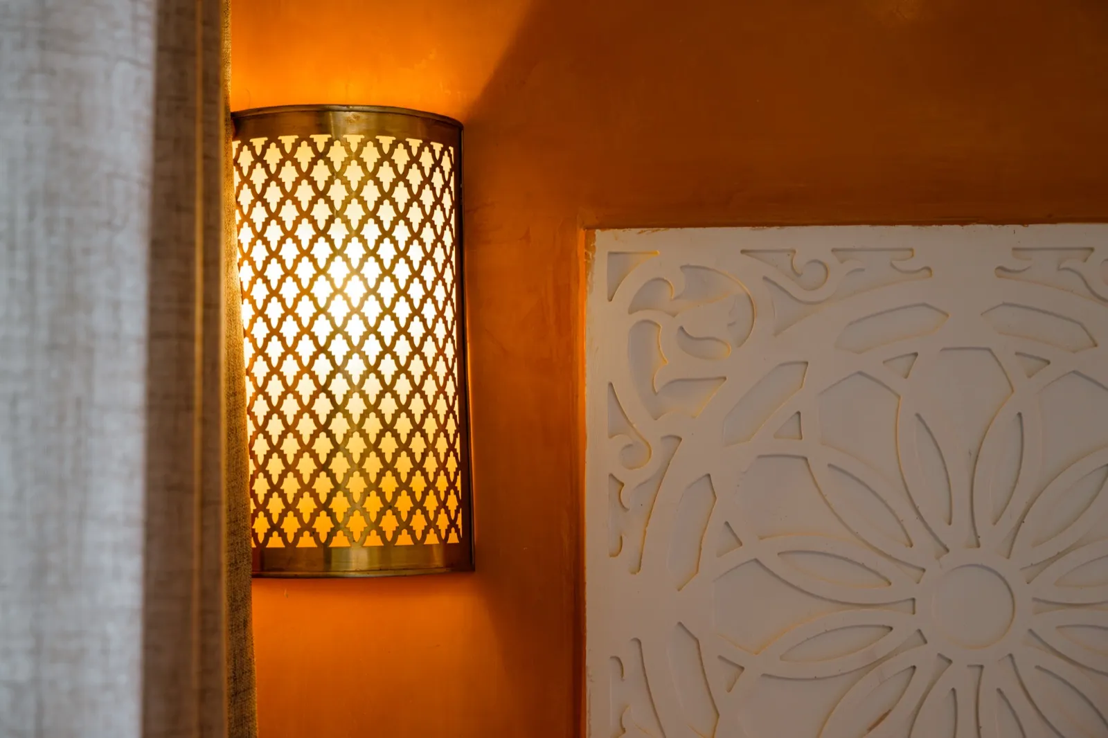 Applique en laiton ajouré et tête de lit sculptée