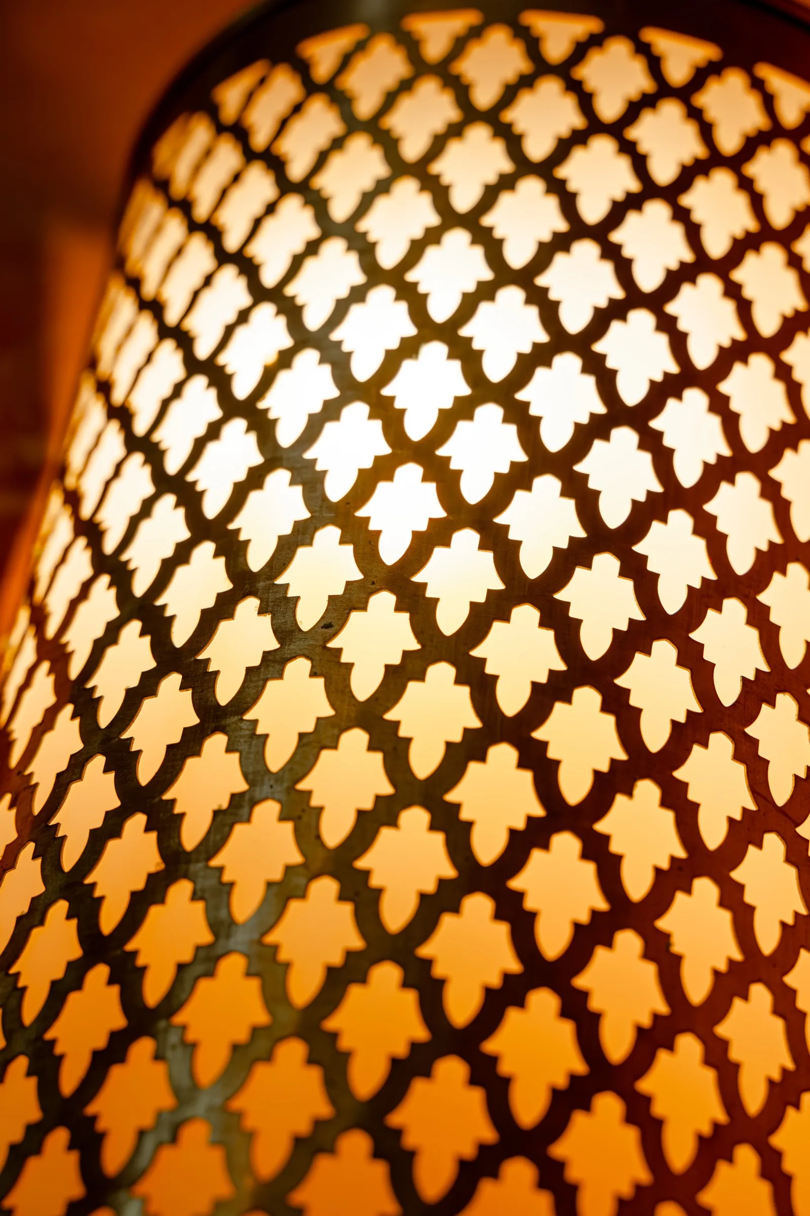 Motif de lampe en laiton ajouré, gros plan