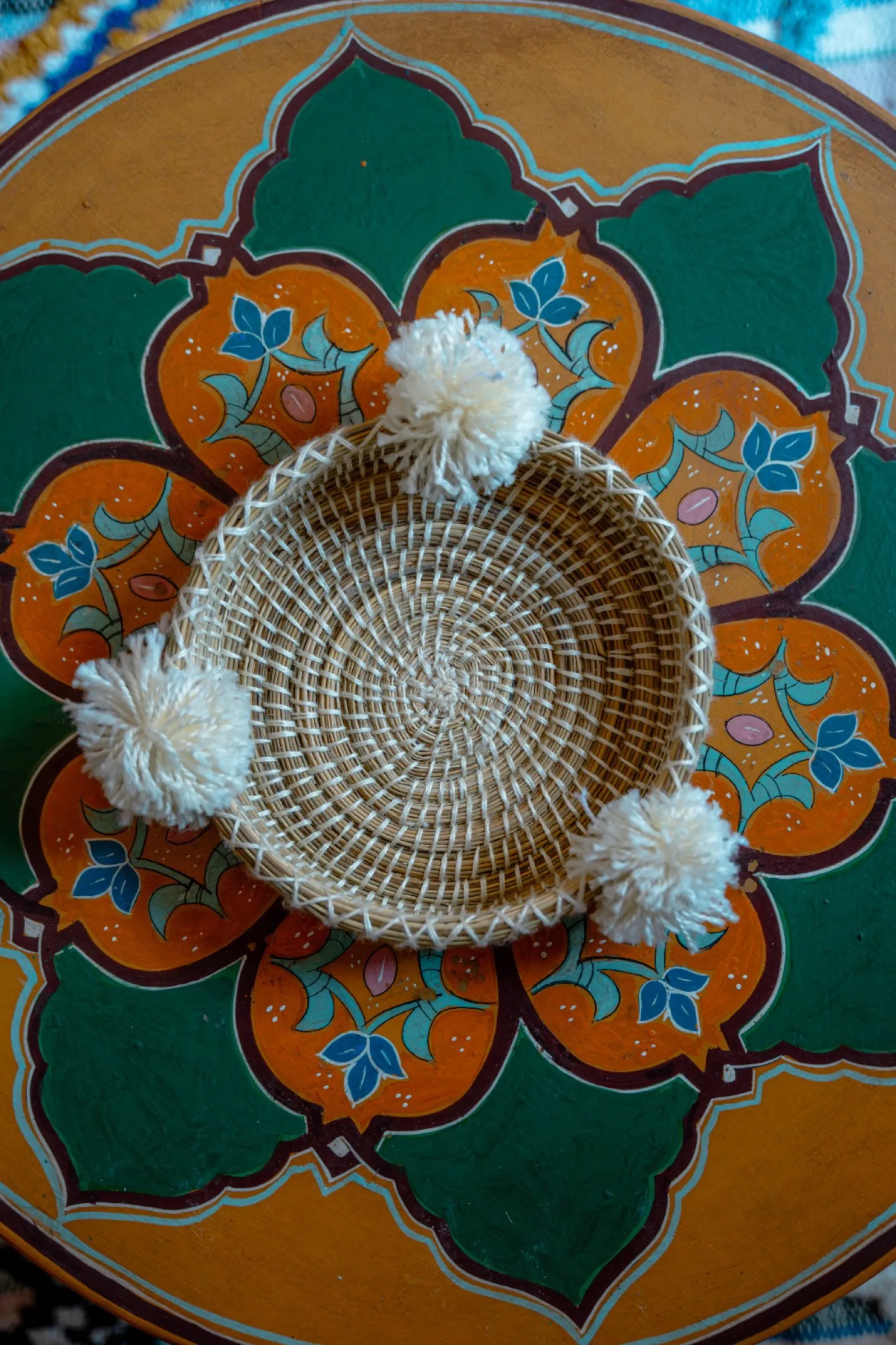 Table peinte marocaine et panier en osier