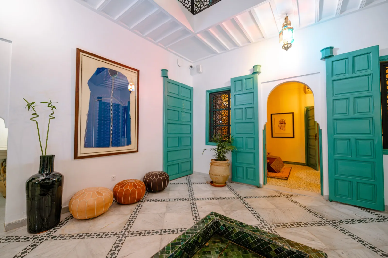 Coin du patio avec poufs en cuir et tableau bleu