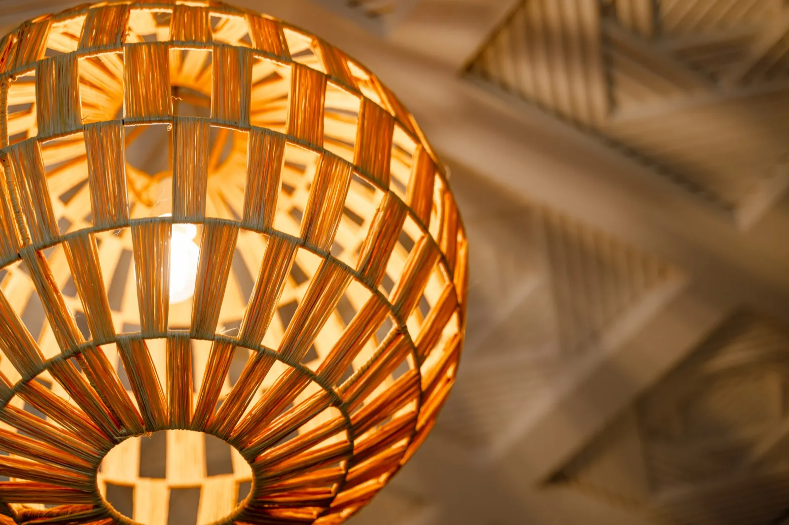 Suspension en rotin tressé et plafond en bois