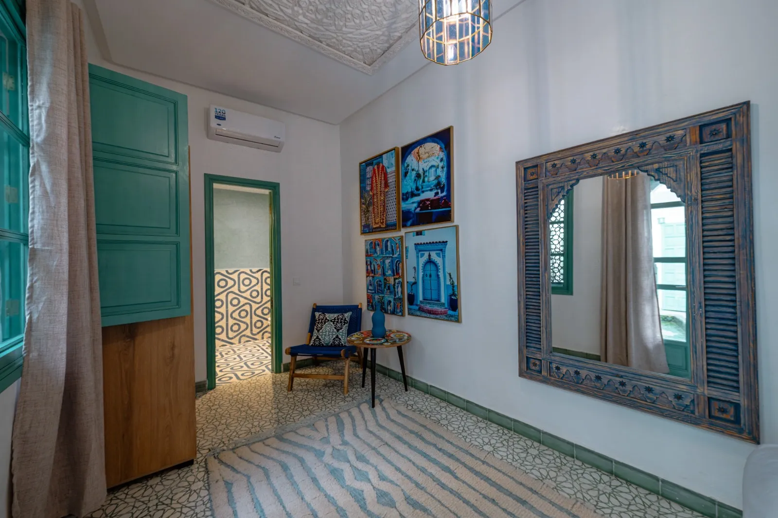 Décoration de chambre avec miroir sculpté et chaise