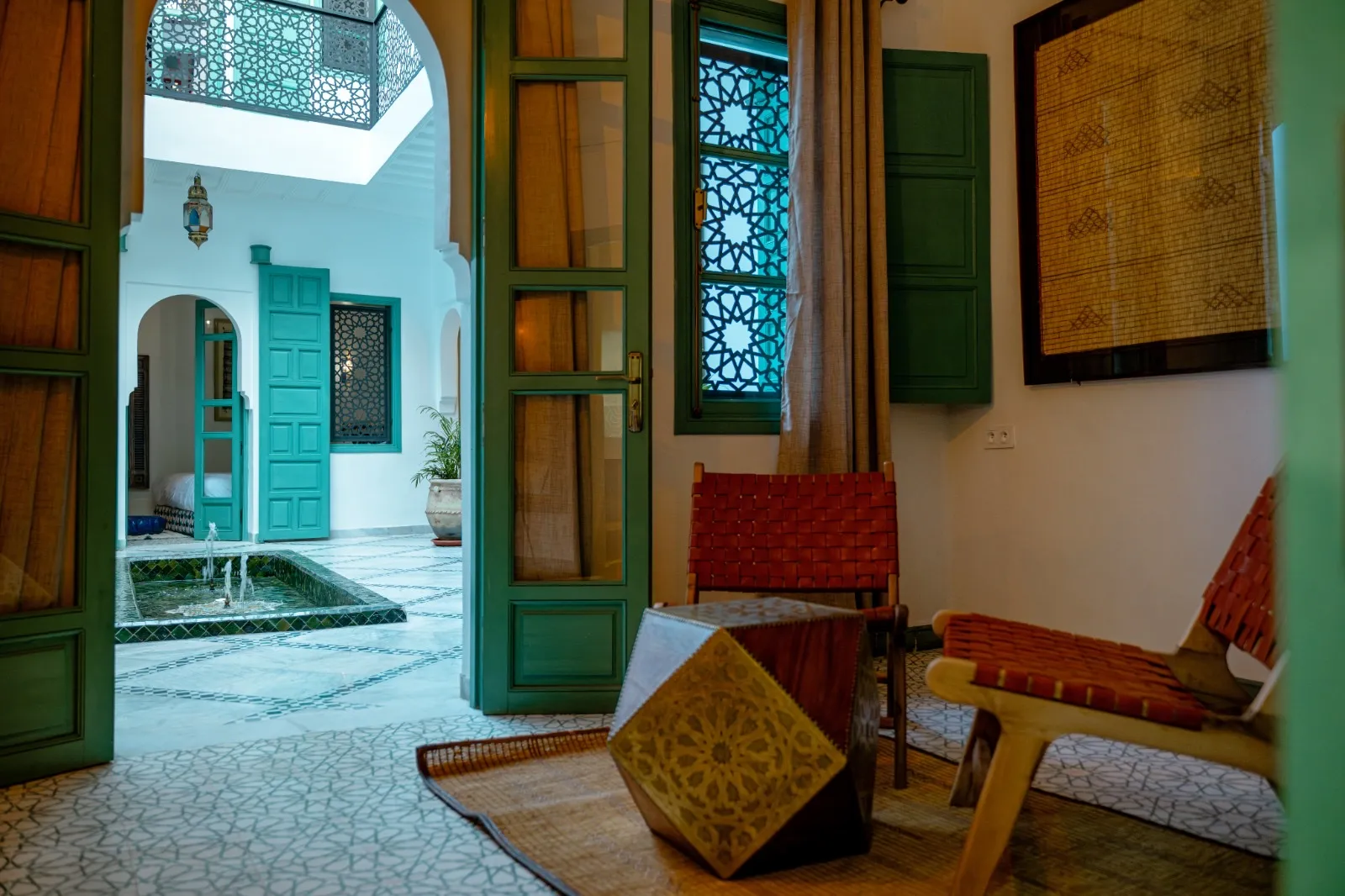 Vue sur le patio depuis une chambre avec fauteuil