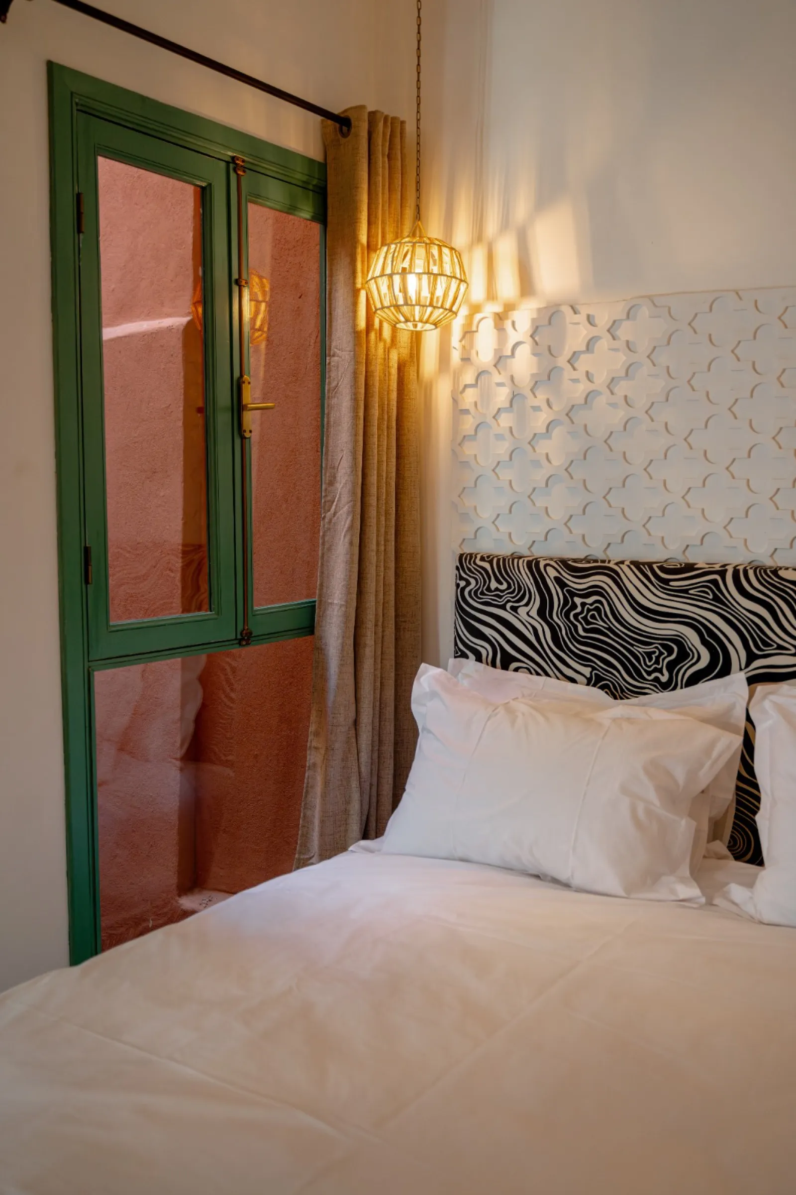 Chambre baignée de lumière dorée au coucher du soleil