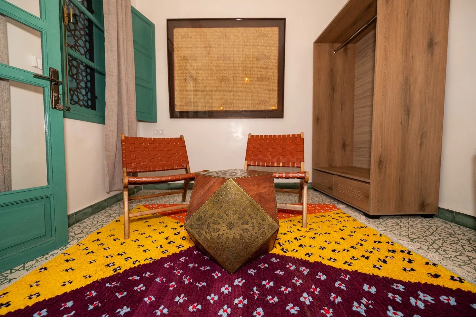 Salon avec chaises en cuir, tapis et table artisanale