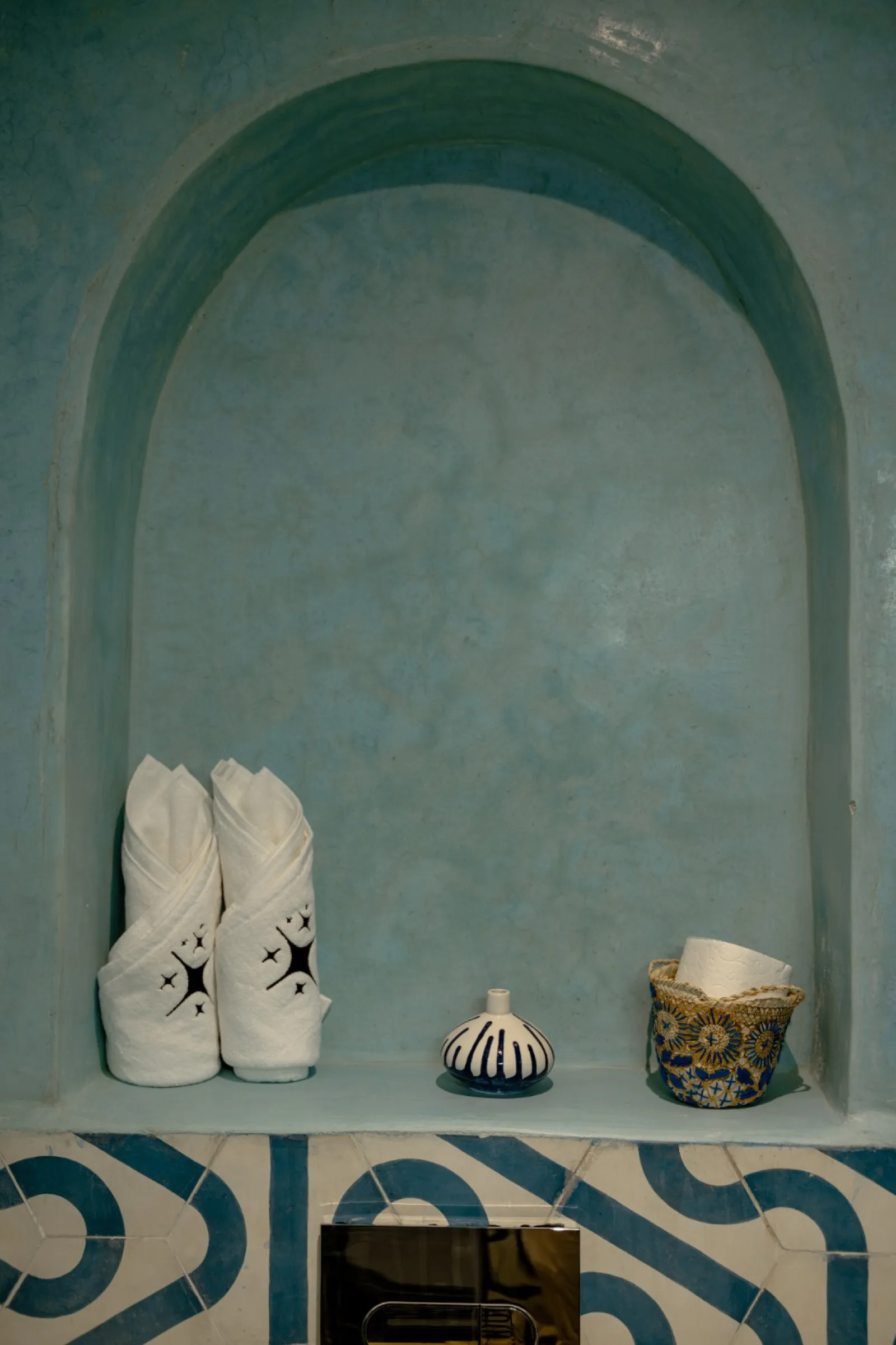 Niche en tadelakt bleu avec serviettes brodées