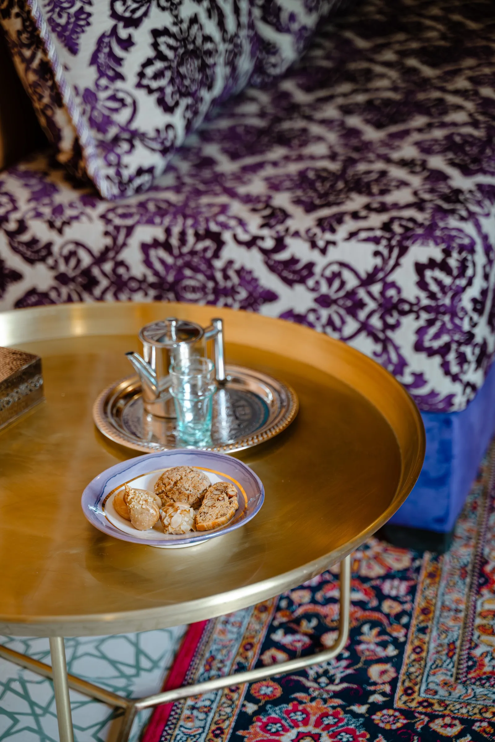 Théière et gâteaux marocains en gros plan