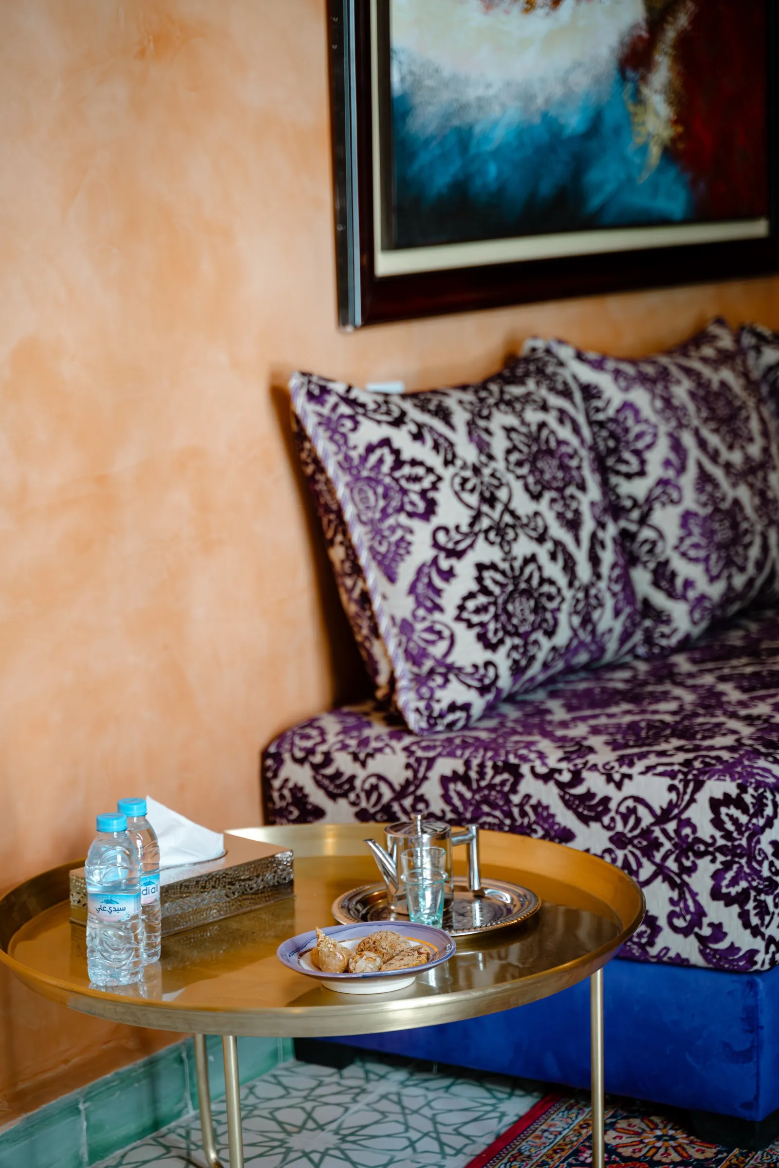 Plateau de thé d'accueil et pâtisseries marocaines