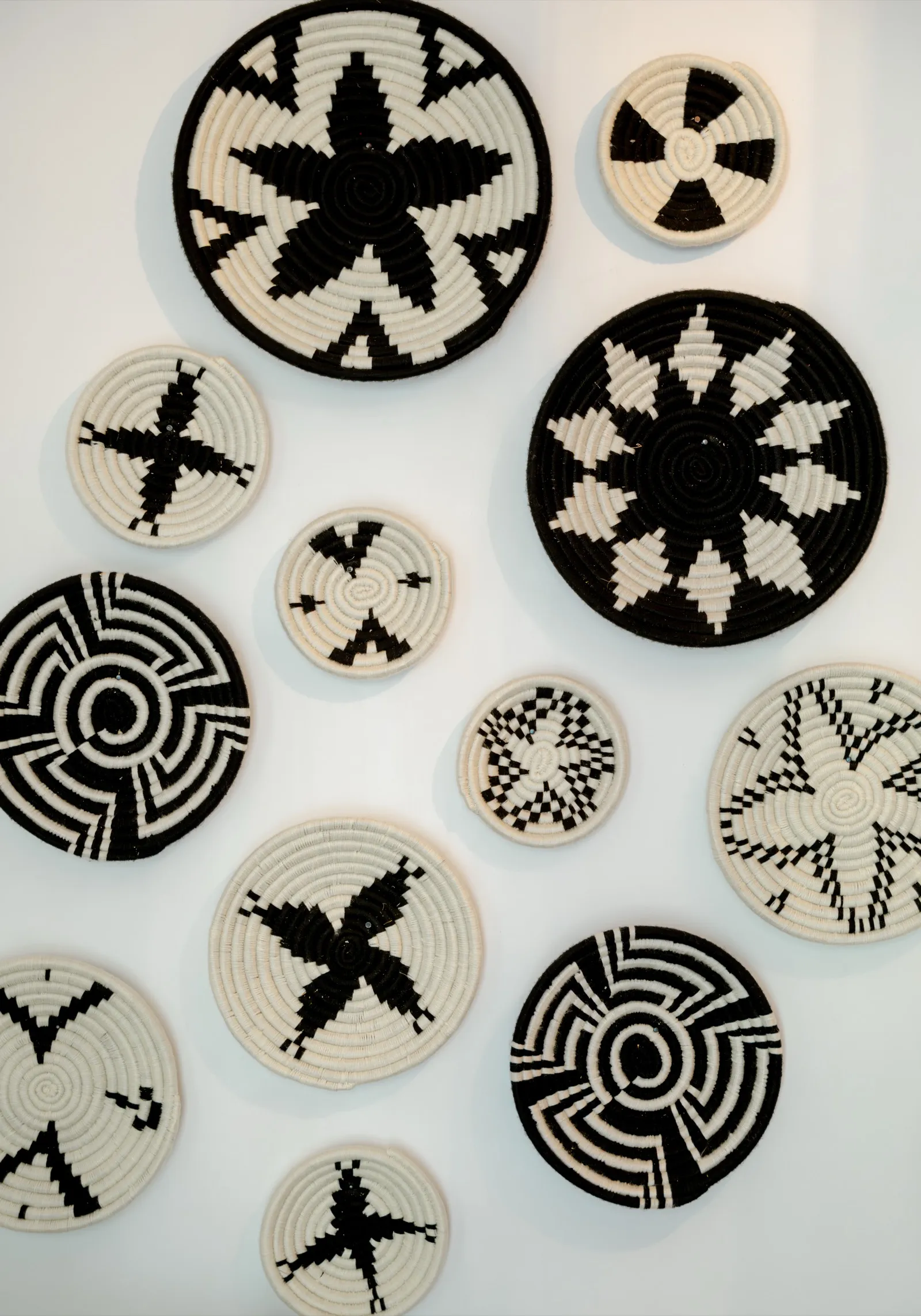 Paniers muraux noir et blanc artisanaux