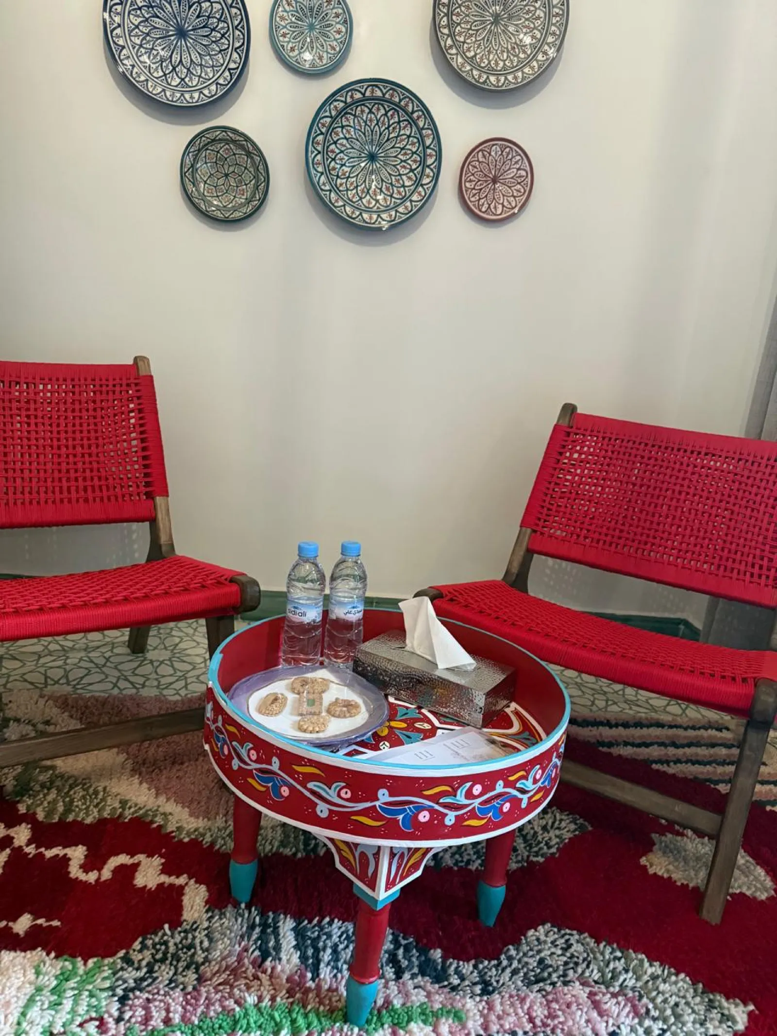 Assiettes céramiques décoratives et chaises rouges