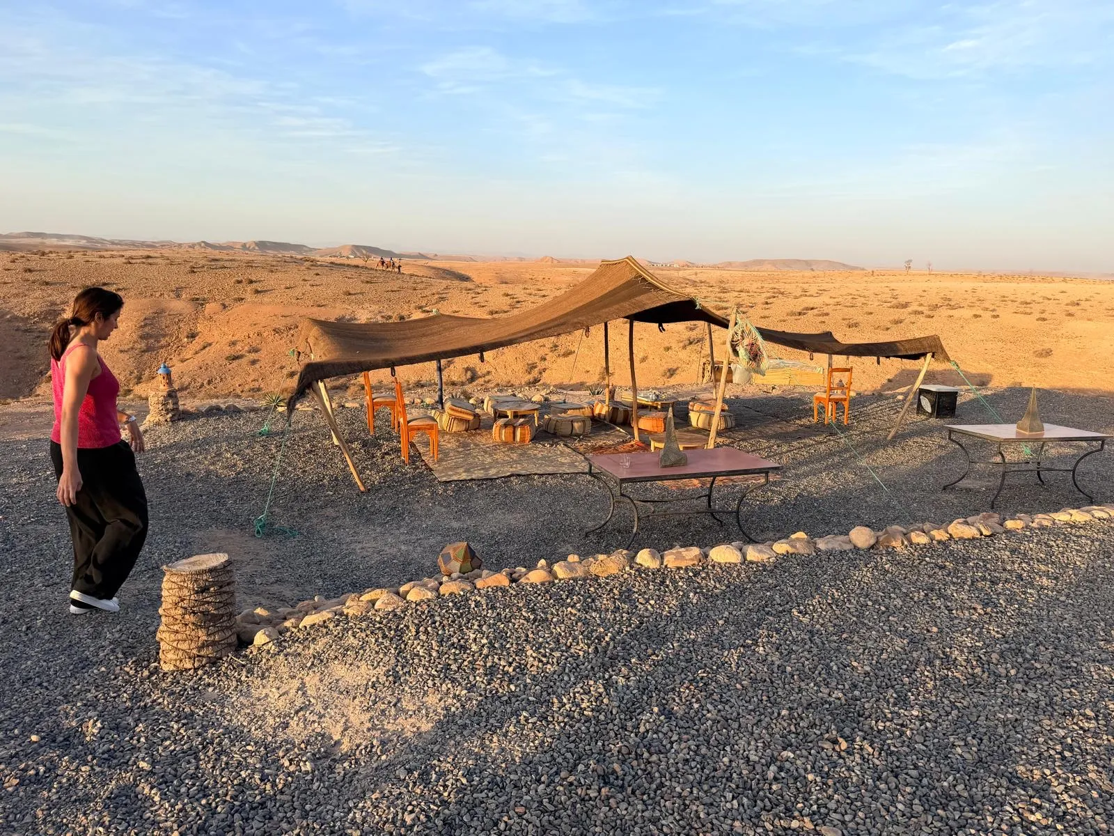 Bivouac dans le désert d'Agafay au coucher du soleil