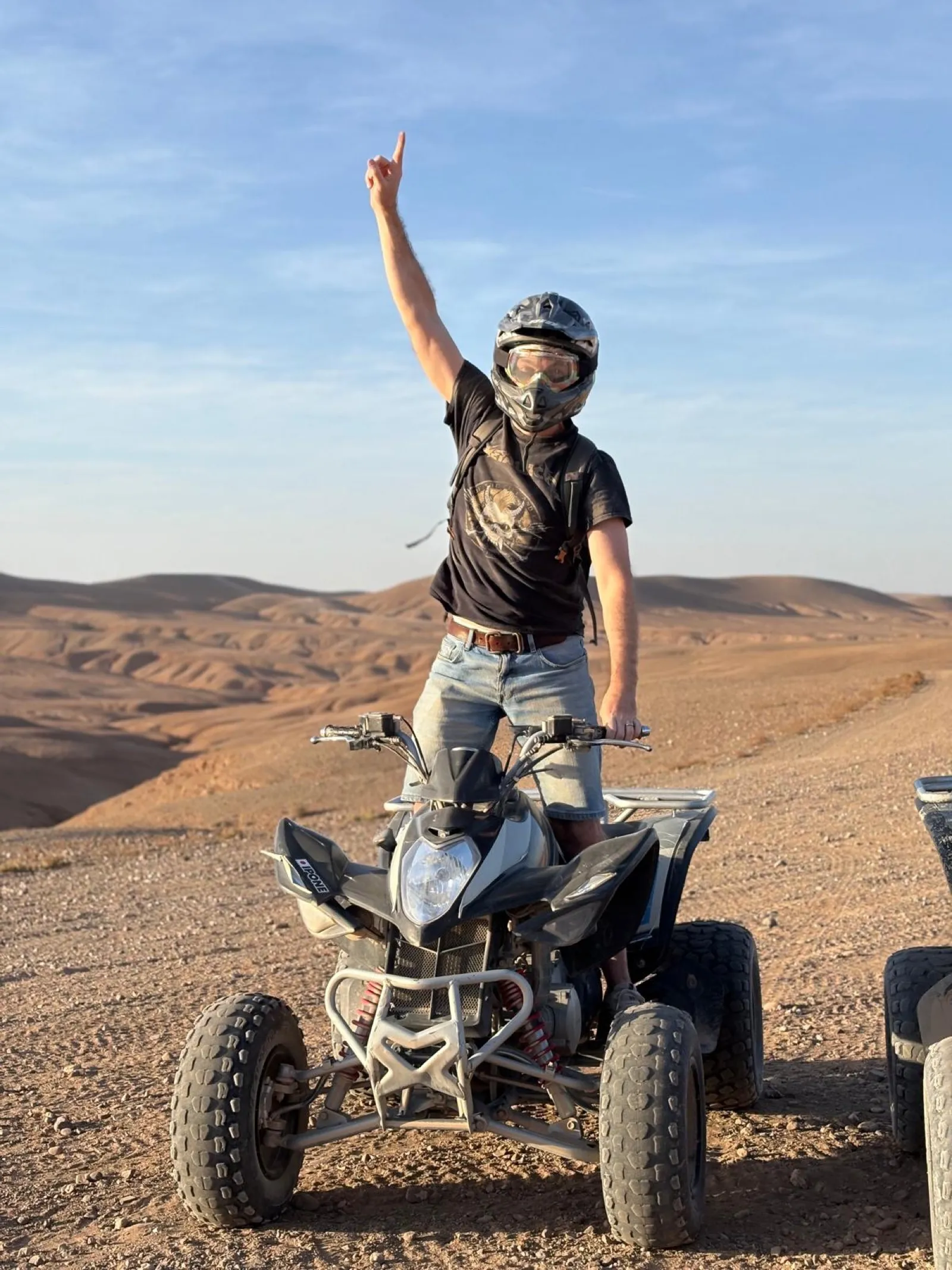 Pause quad avec vue sur les collines du désert