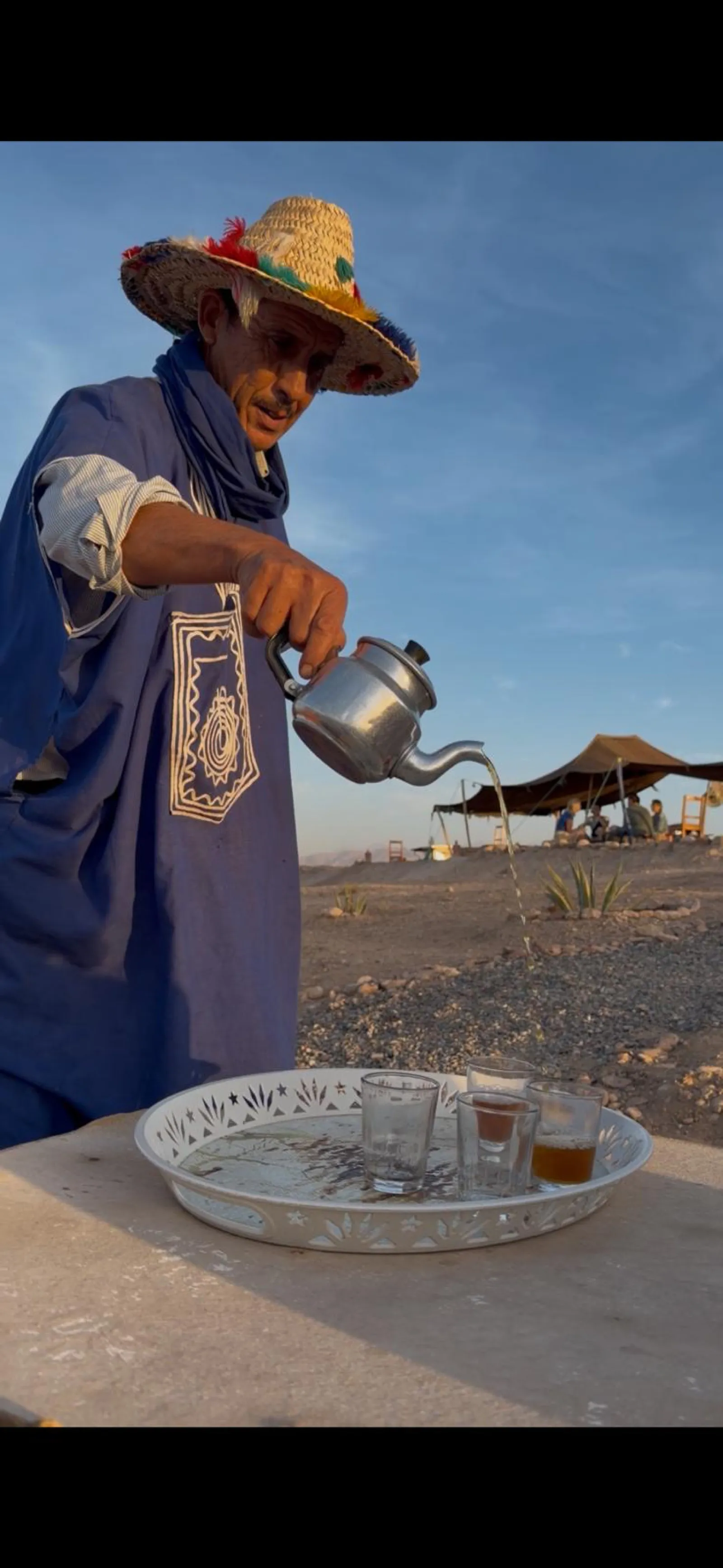 Service à thé traditionnel dans le désert