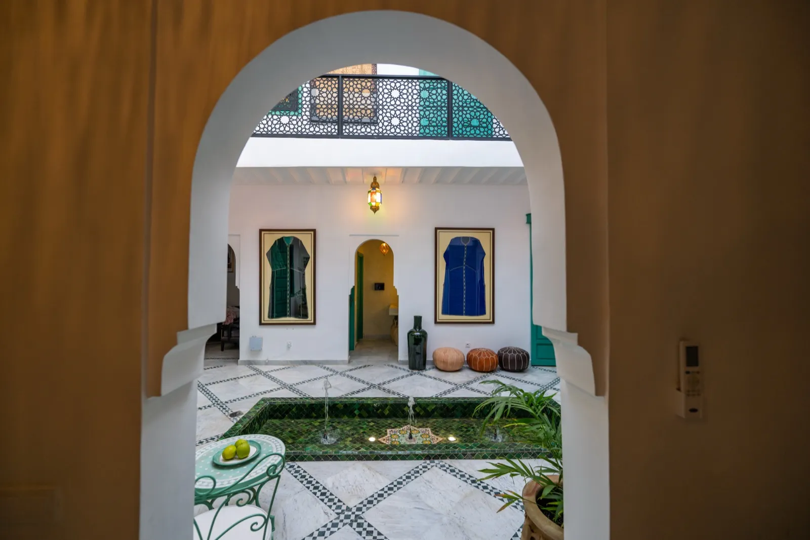 Vue à travers les arches sur le bassin et les poufs