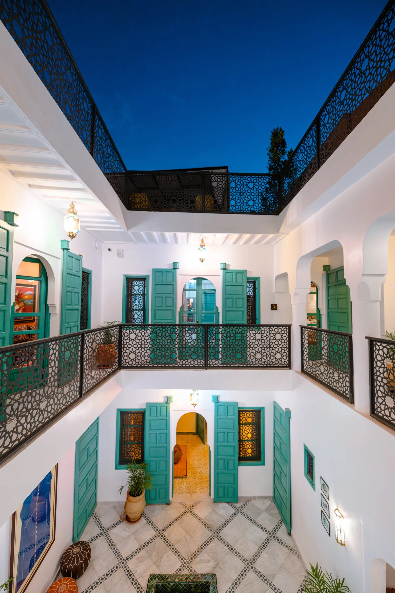 Balcon et portes du riad vues du haut le soir