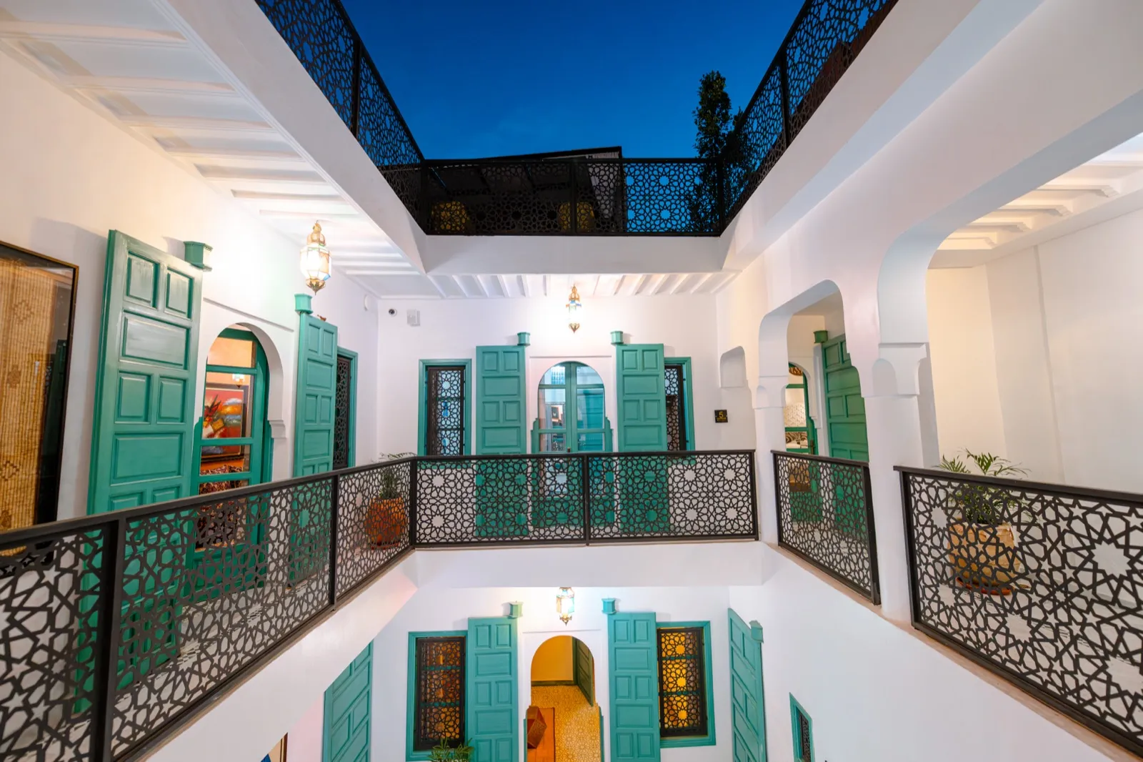 Vue plongeante sur le patio illuminé à l'heure bleue