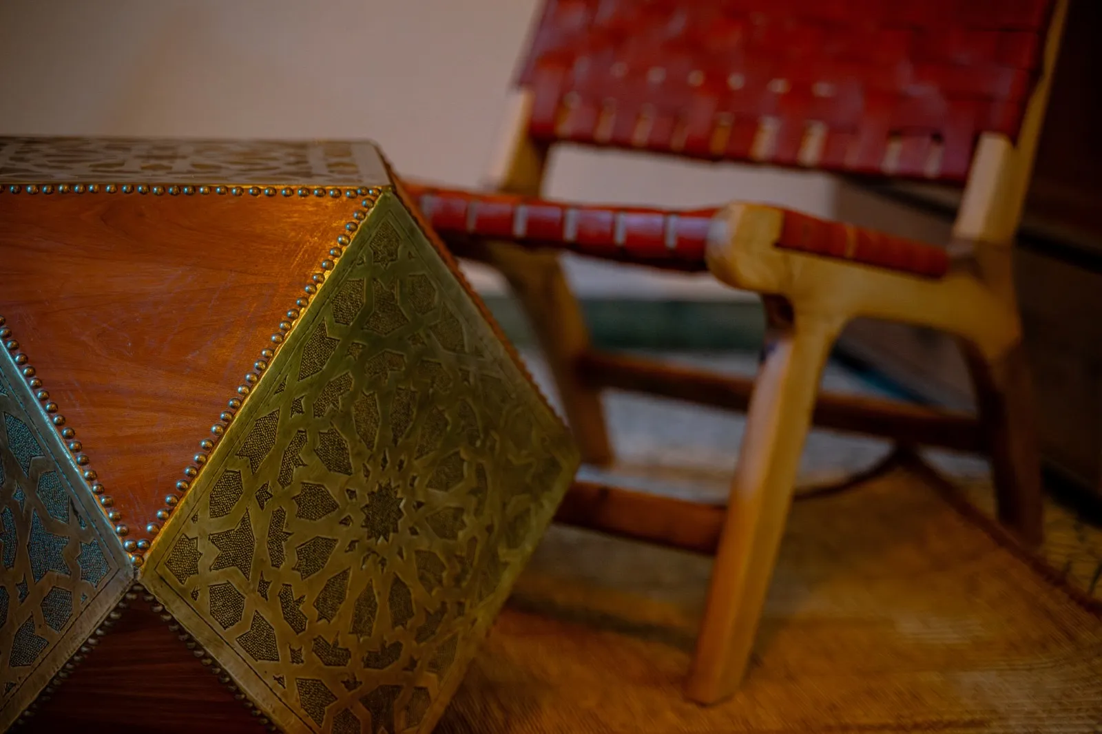Portes vertes ouvrant sur le patio et la fontaine