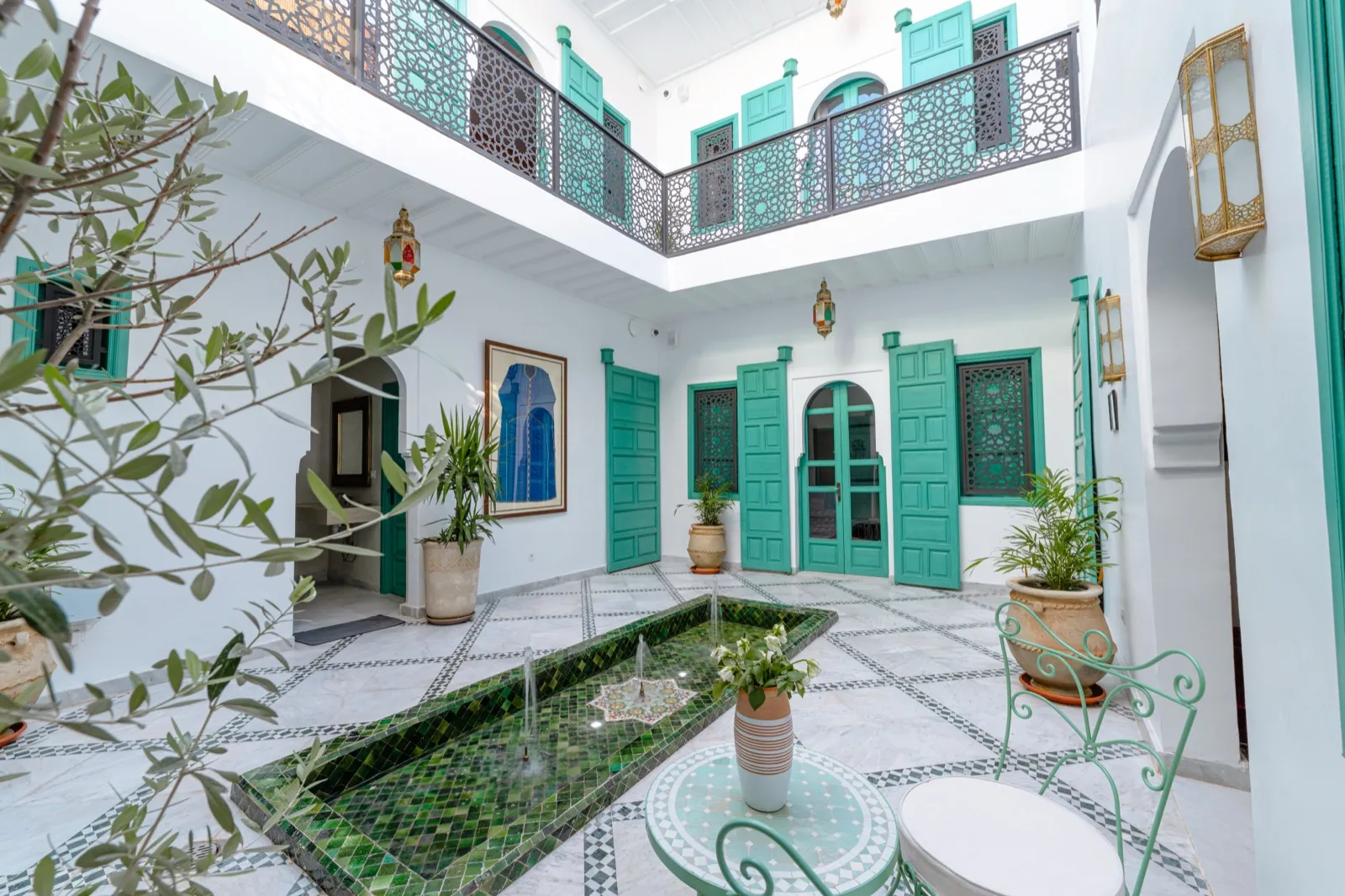 Patio aux zelliges verts et fontaine en mosaïque