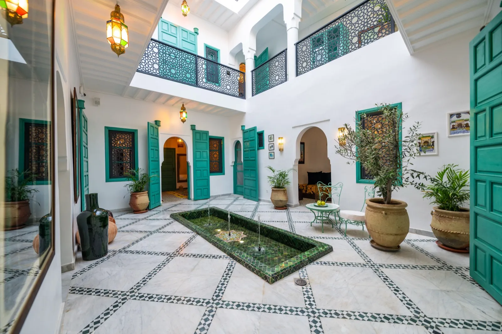 Patio et lanternes traditionnelles en laiton