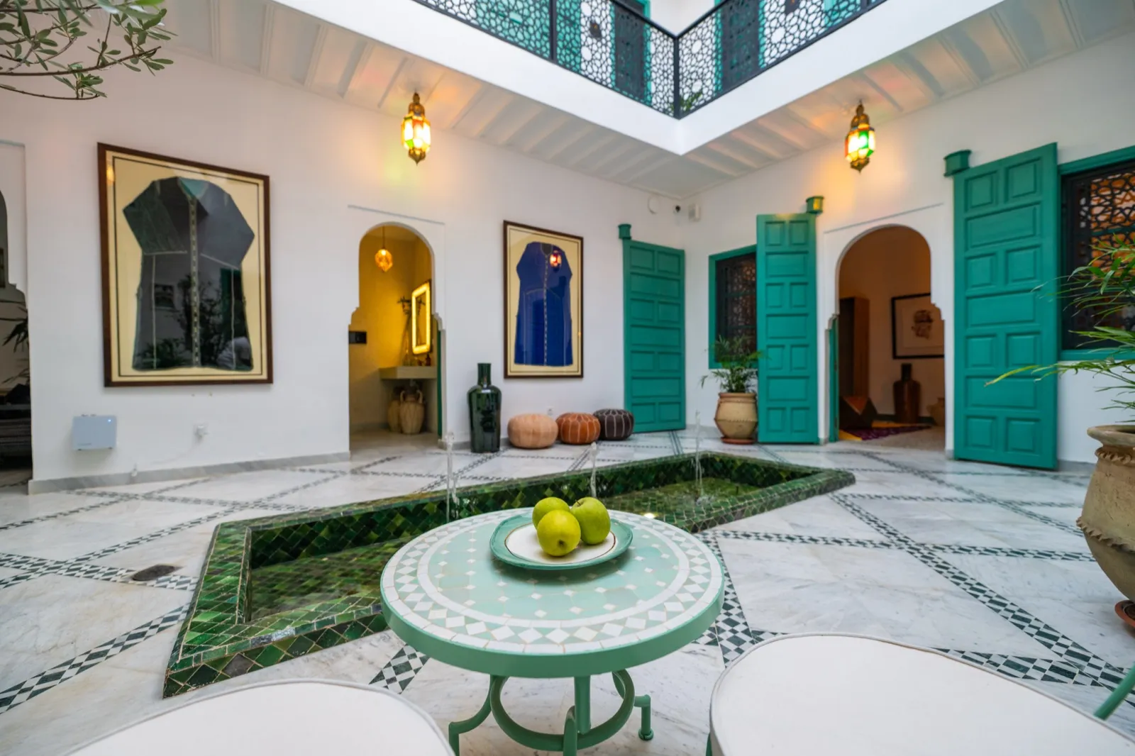 Table en mosaïque et fruits frais dans le patio